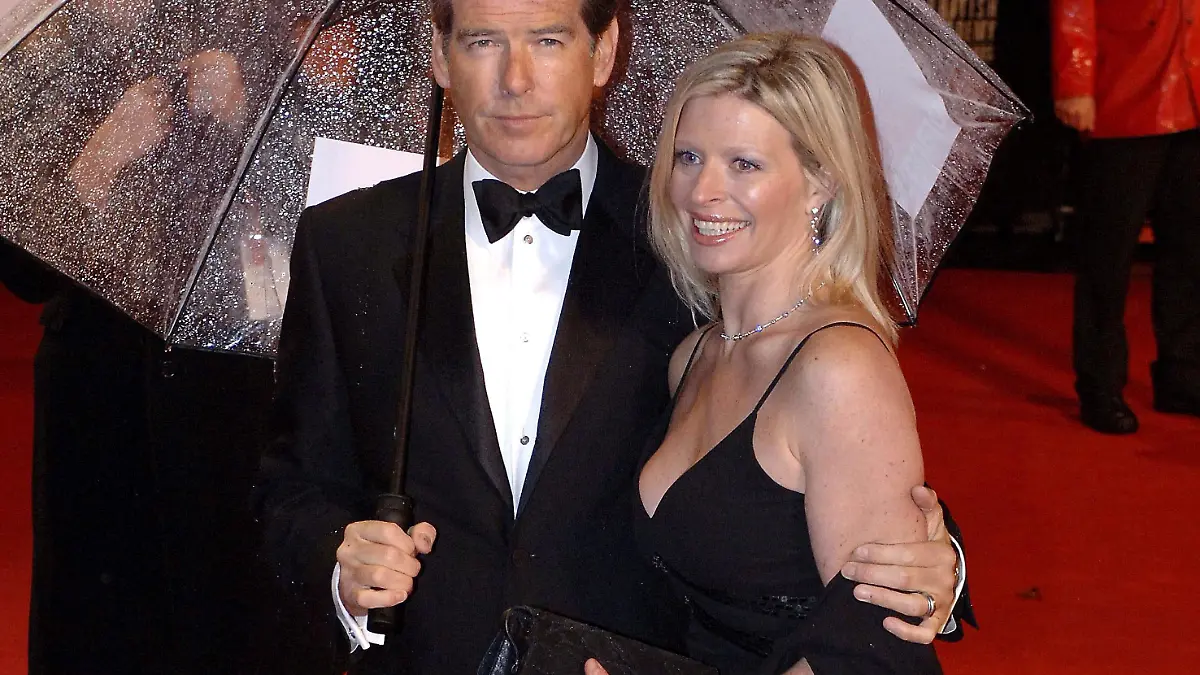 epa03771296 (FILE) A file picture dated 19 Febuary 2006 shows British actor Pierce Brosnan (L) and his daughter Charlotte Brosnan (R) at the British Academy Film and Television Arts awards night at the Odeon Cinema in London, Britain. Pierce Brosnan announced in a statement on 02 July 2013 that his daughter Charlotte Emily Brosnan died of ovarian cancer on 28 June. She was 42. EPA/DANIEL HAMBURY CROPPED VERSION of epa03771290 +++(c) dpa - Bildfunk+++