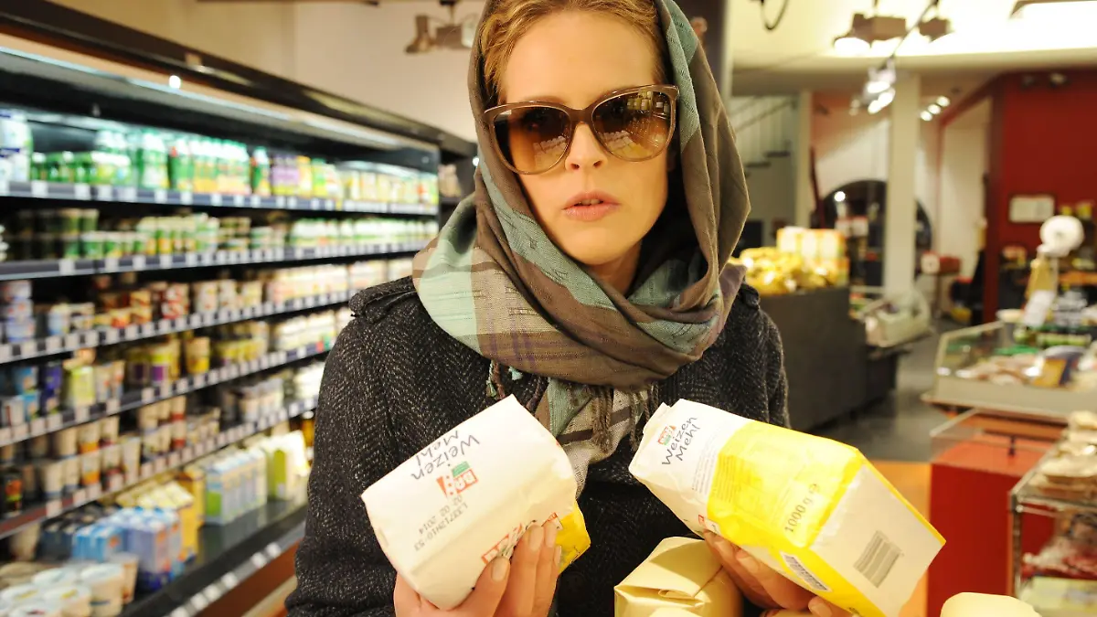 Christine (Diana Amft) will beim Einkaufen nicht erkannt werden.