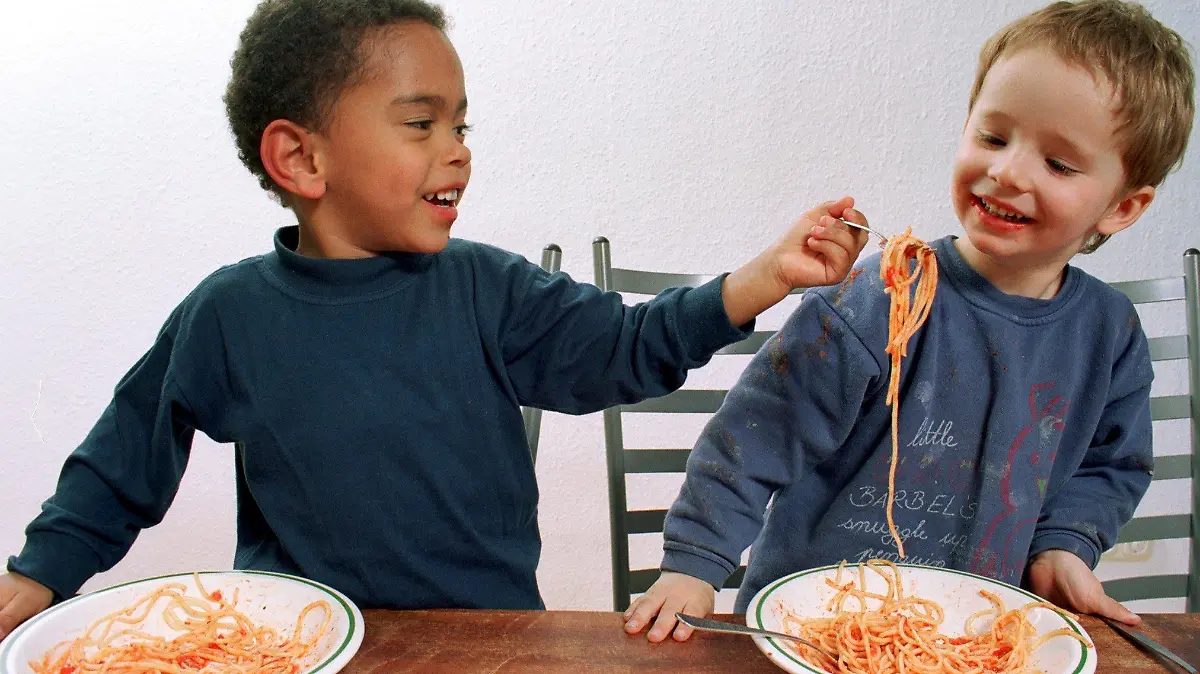 Das  Themenfoto zum Internationalen Anti-Rassismus-Tag am 21.3.2001 zeigt zwei Jungen, die im südhessischen Pfungstadt doppelten Spass beim gemeinsamen multikulturellen Spaghetti-Essen haben. "Willst du mal meine probieren", meint Rene (3, li.), der togoesisch-deutsche Eltern hat, zu seinem deutschen Freund Timon (3). Rassismus und Ausgrenzung ist ihnen noch völlig unbekannt Den Internationalen Tag für die Beseitigung der Rassendiskriminierung rief die UN-Generalversammlung 1966 aus.