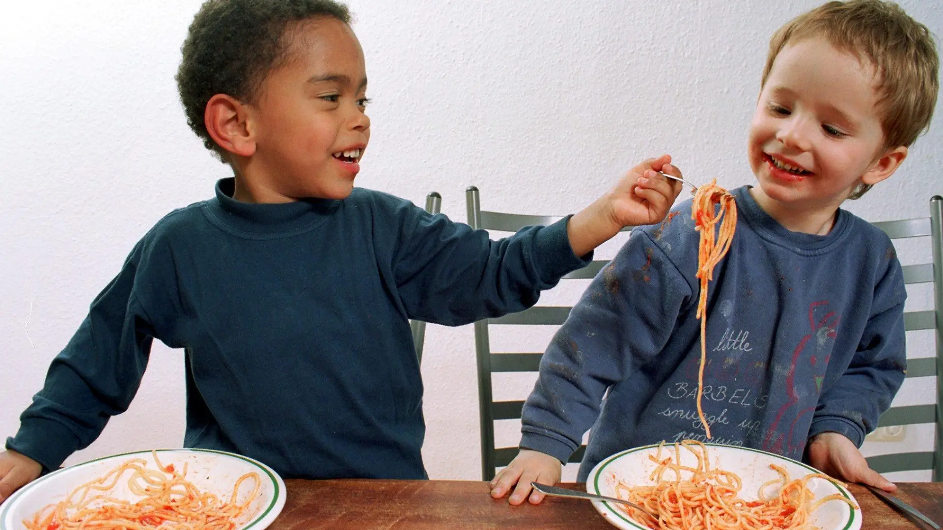 Das Themenfoto zum Internationalen Anti-Rassismus-Tag am 21.3.2001 zeigt zwei Jungen, die im südhessischen Pfungstadt doppelten Spass beim gemeinsamen multikulturellen Spaghetti-Essen haben. "Willst du mal meine probieren", meint Rene (3, li.), der togoesisch-deutsche Eltern hat, zu seinem deutschen Freund Timon (3). Rassismus und Ausgrenzung ist ihnen noch völlig unbekannt Den Internationalen Tag für die Beseitigung der Rassendiskriminierung rief die UN-Generalversammlung 1966 aus.