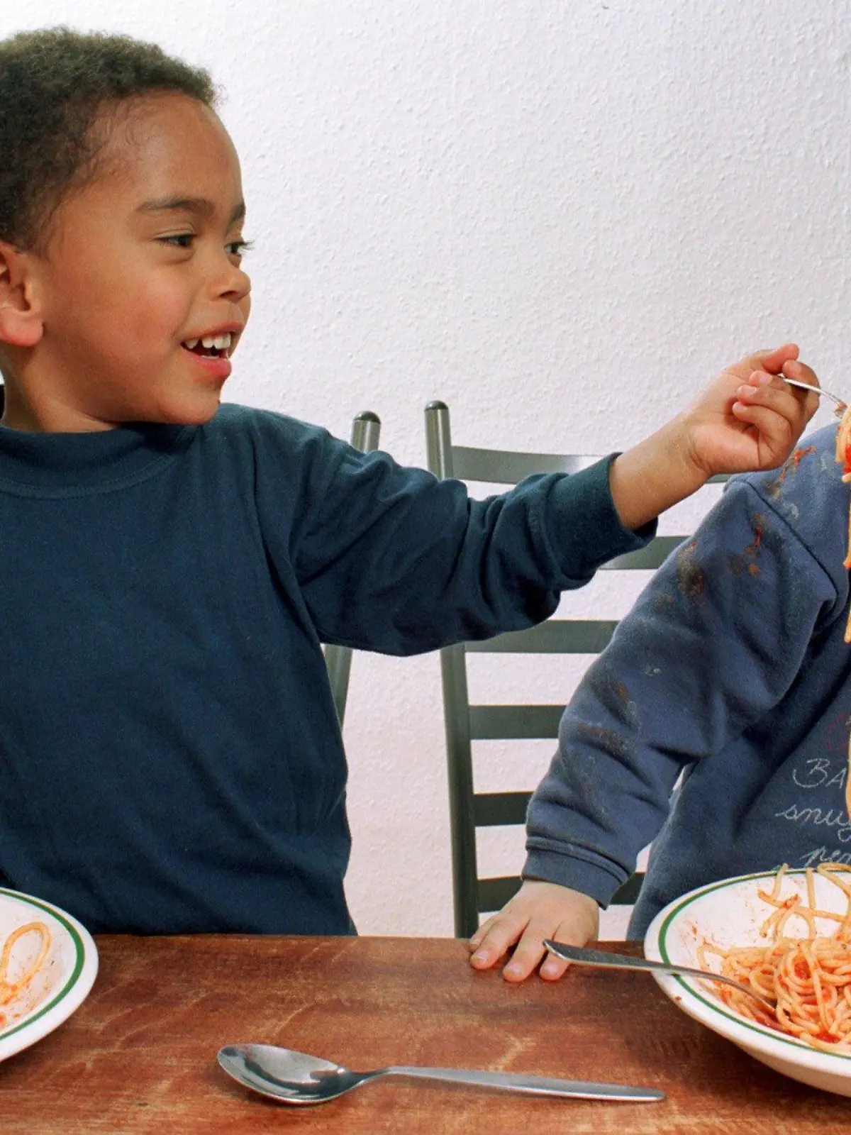 Das  Themenfoto zum Internationalen Anti-Rassismus-Tag am 21.3.2001 zeigt zwei Jungen, die im südhessischen Pfungstadt doppelten Spass beim gemeinsamen multikulturellen Spaghetti-Essen haben. "Willst du mal meine probieren", meint Rene (3, li.), der togoesisch-deutsche Eltern hat, zu seinem deutschen Freund Timon (3). Rassismus und Ausgrenzung ist ihnen noch völlig unbekannt Den Internationalen Tag für die Beseitigung der Rassendiskriminierung rief die UN-Generalversammlung 1966 aus.