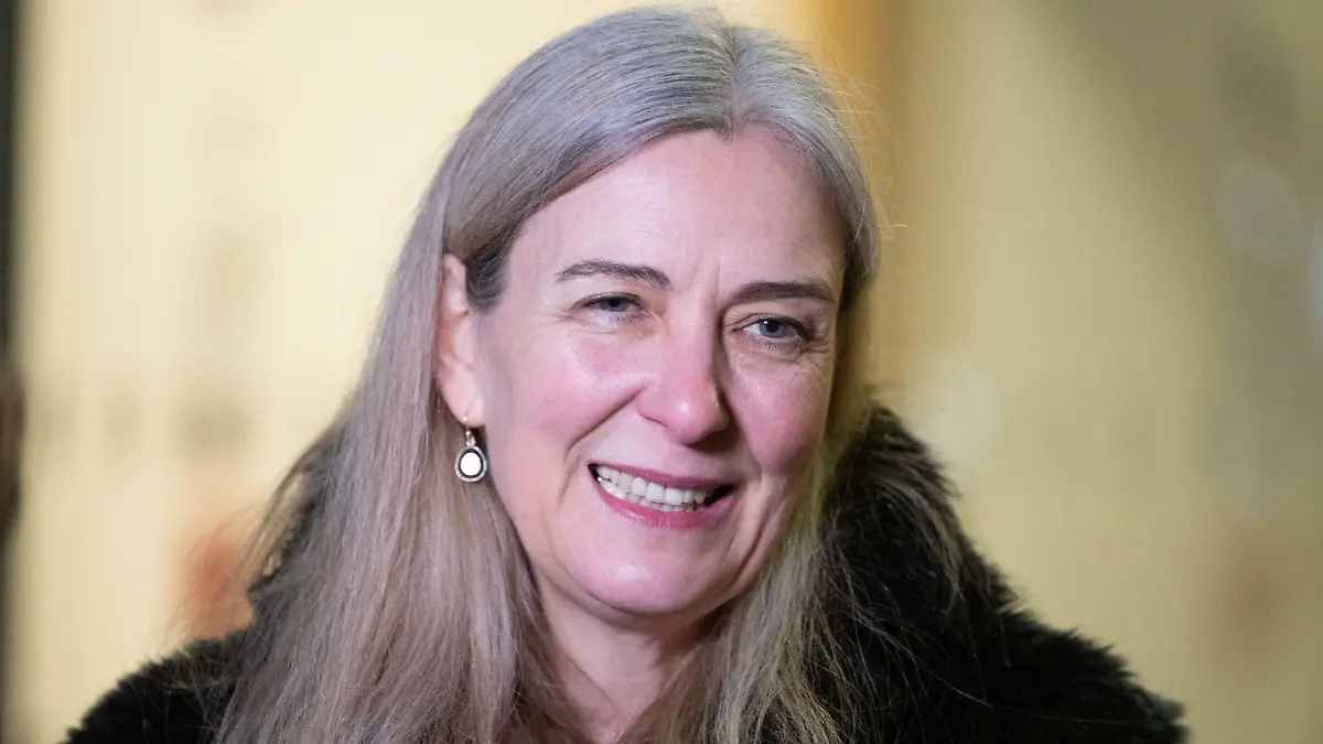 17.12.2022, Sachsen, Dresden: Marion Ackermann, Generaldirektorin der Staatlichen Kunstsammlungen Dresden, beantwortet vor dem Justizzentrum die Fragen der Journalisten. Rund drei Jahre nach dem Einbruch in das Grüne Gewölbe in Dresden haben die Ermittler einen Großteil der Beute gefunden. Foto: Sebastian Kahnert/dpa +++ dpa-Bildfunk +++