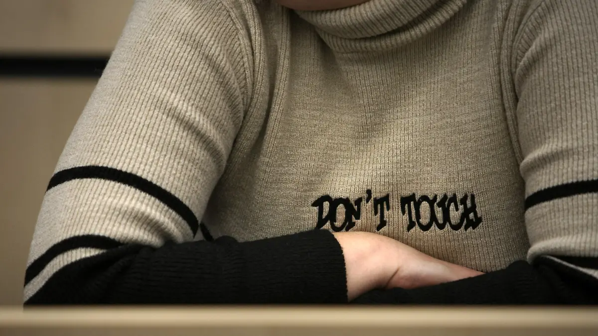 ARCHIV - Eine Frau sitzt am 25.01.2012 in einem Verhandlungsraum im Landgericht in Limburg und trägt dabei einen Pulli mit der Aufschrift "Don't touch" (zu Deutsch: nicht anfassen).Die Staatsanwaltschaft Limburg hat eine  lebenslange Haftstrafe für die Mutter gefordert, die drei Babys getötet hatte.Foto: Fredrik von Erichsen/dpa  (zu lhe "Mutter tötet drei Babys" vom 26.06.2013) +++(c) dpa - Bildfunk+++