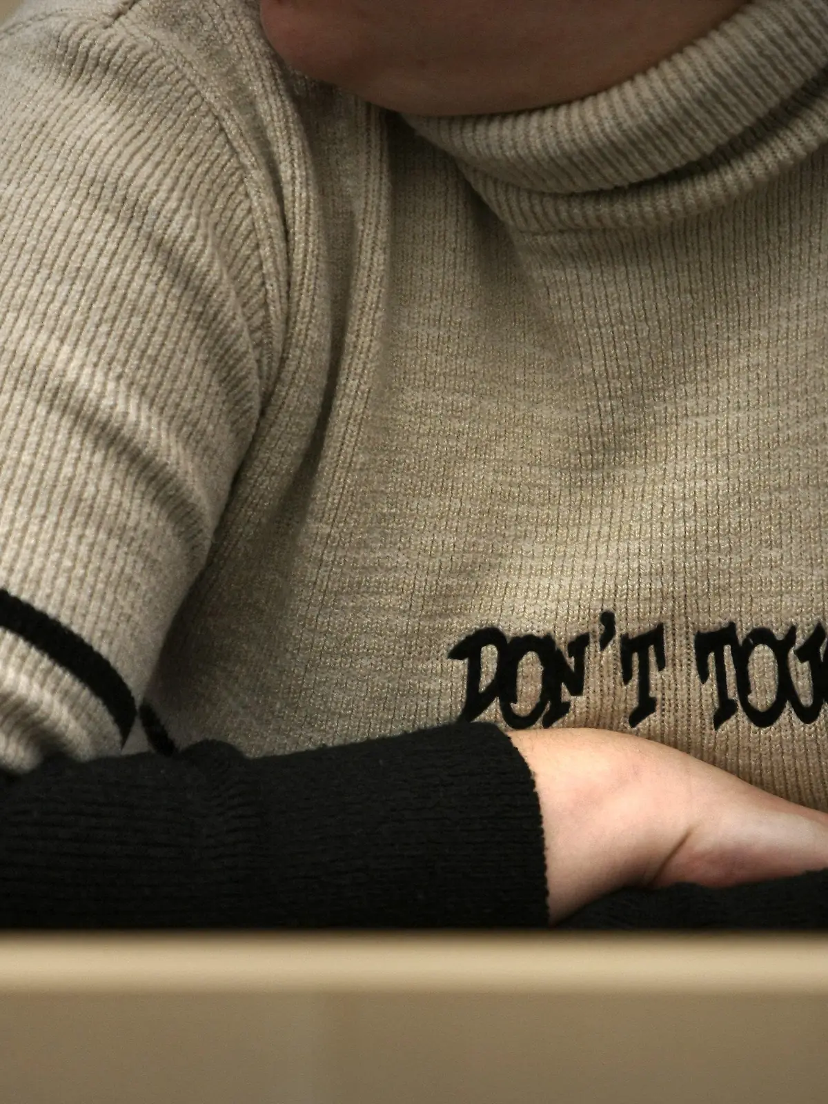 ARCHIV - Eine Frau sitzt am 25.01.2012 in einem Verhandlungsraum im Landgericht in Limburg und trägt dabei einen Pulli mit der Aufschrift "Don't touch" (zu Deutsch: nicht anfassen).Die Staatsanwaltschaft Limburg hat eine  lebenslange Haftstrafe für die Mutter gefordert, die drei Babys getötet hatte.Foto: Fredrik von Erichsen/dpa  (zu lhe "Mutter tötet drei Babys" vom 26.06.2013) +++(c) dpa - Bildfunk+++