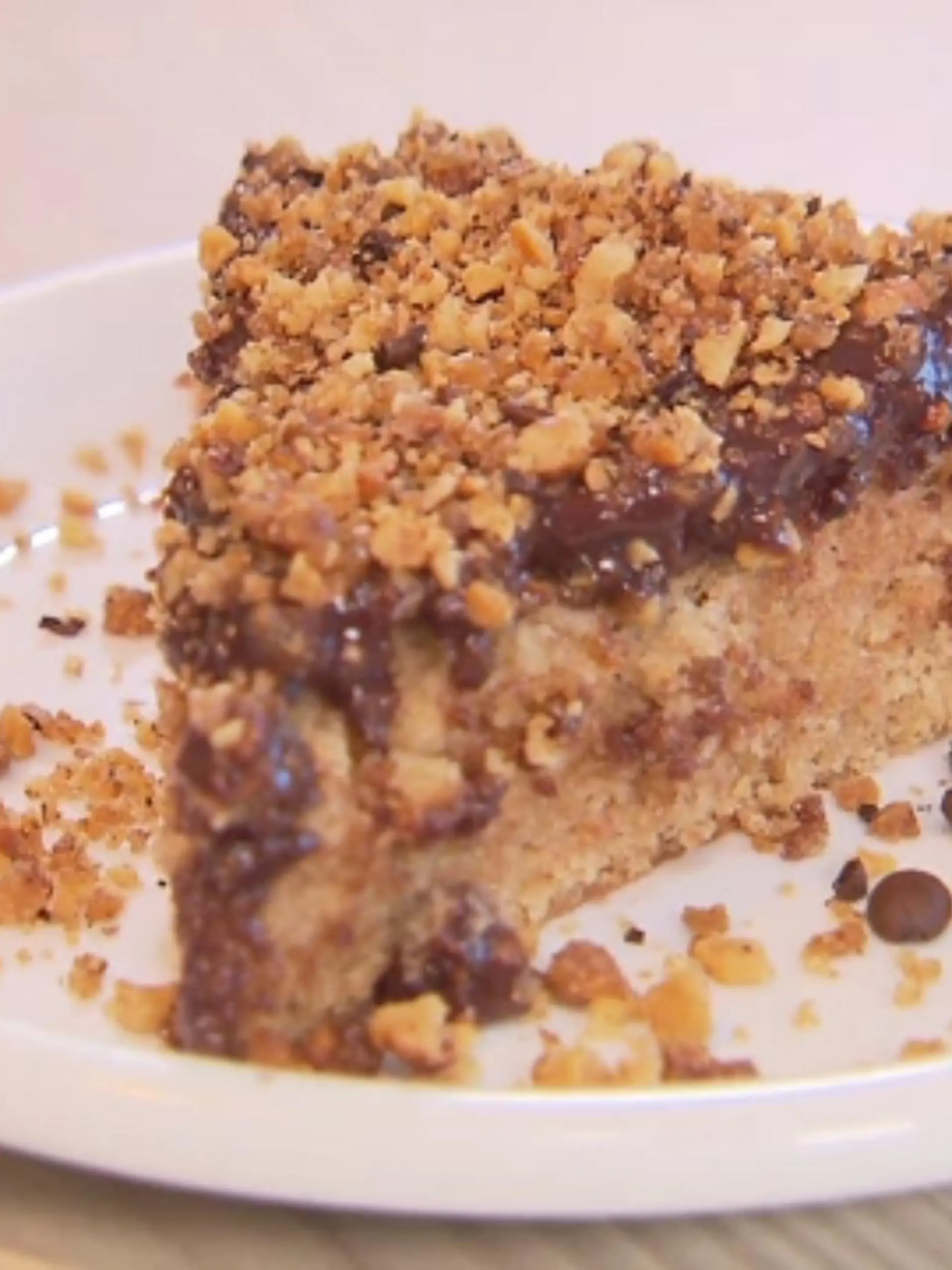 Leckerer geht Resteverwertung nicht: In diesen Kuchen kommt kalter Kaffee und eine außergewöhnliche Zutat, die ihn richtig saftig macht. Obendrauf gibts eine sündige Glasur und Walnusskrokant!