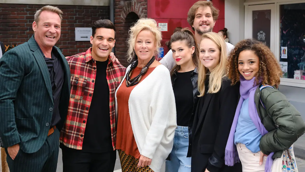 Gast-Star Stefano Zarrella fühlt sich sichtlich wohl im "Unter uns"-Team! V.l.n.r.: Kai Noll, Stefano Zarrella, Iris Werlin, Diego Carlos Seyfarth, Sharon Berlinghoff, Carina Koller, Jess Maura