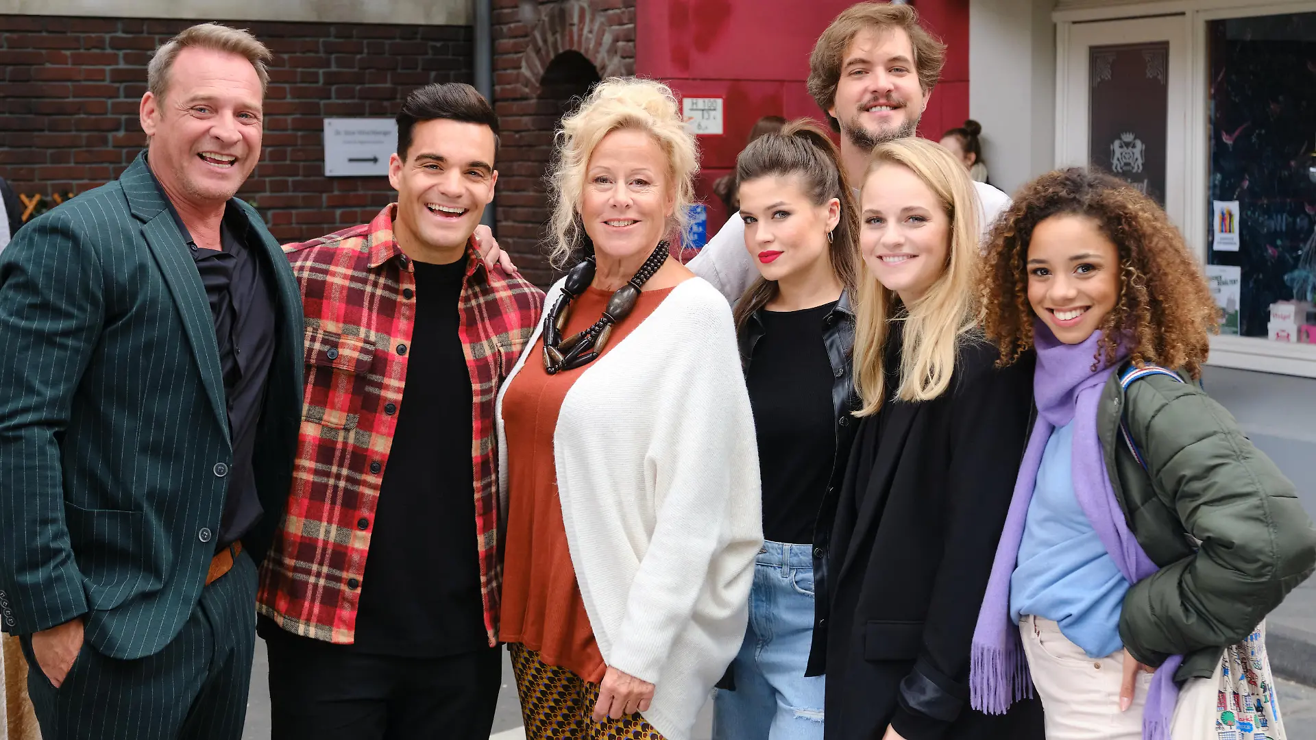 Gast-Star Stefano Zarrella fühlt sich sichtlich wohl im "Unter uns"-Team! V.l.n.r.: Kai Noll, Stefano Zarrella, Iris Werlin, Diego Carlos Seyfarth, Sharon Berlinghoff, Carina Koller, Jess Maura