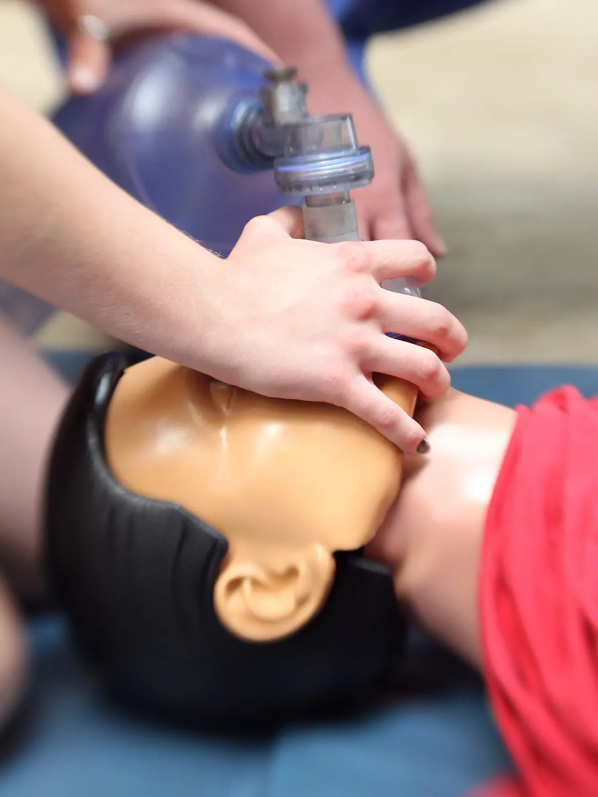 Eine Schülerin macht am 18.06.2013 in Lingen (Nidersachsen) in einer gestellten Situation eine Beatmung bei einer Puppe. 600 Schulsanitäter aus NRW und Niedersachsen treffen sich zum Leistungswettbewerb «Mit Herz und Verband». Geplant ist ein Rekordversuch: Alle Teilnehmer wollen zeitgleich eine Herz-Lungen-Wiederbelebungsübung an speziellen Puppen machen. Foto: Friso Gentsch/dpa +++(c) dpa - Bildfunk+++