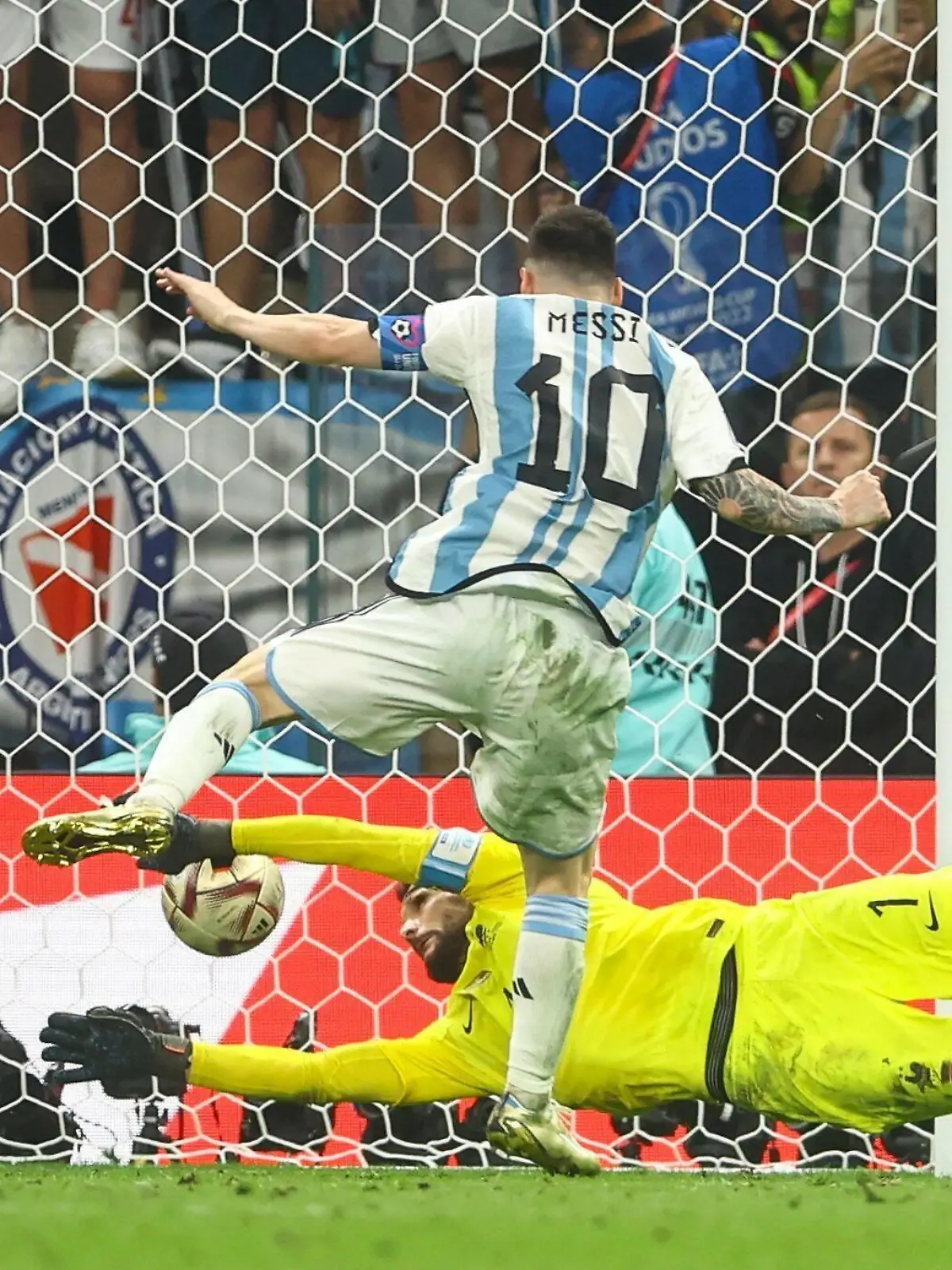  Mandatory Credit: Photo by Kieran McManus/Shutterstock 13670809fe Lionel Messi of Argentina scores 3-2 Argentina v France, FIFA World Cup, WM, Weltmeisterschaft, Fussball 2022, Final, Football, Lusail Stadium, Al Daayen, Qatar - 18 Dec 2022 Editorial Use Only Argentina v France, FIFA World Cup 2022, Final, Football, Lusail Stadium, Al Daayen, Qatar - 18 Dec 2022 Editorial Use Only PUBLICATIONxINxGERxSUIxAUTxHUNxGRExMLTxCYPxROUxBULxUAExKSAxONLY Copyright: xKieranxMcManus/Shutterstockx 13670809fe