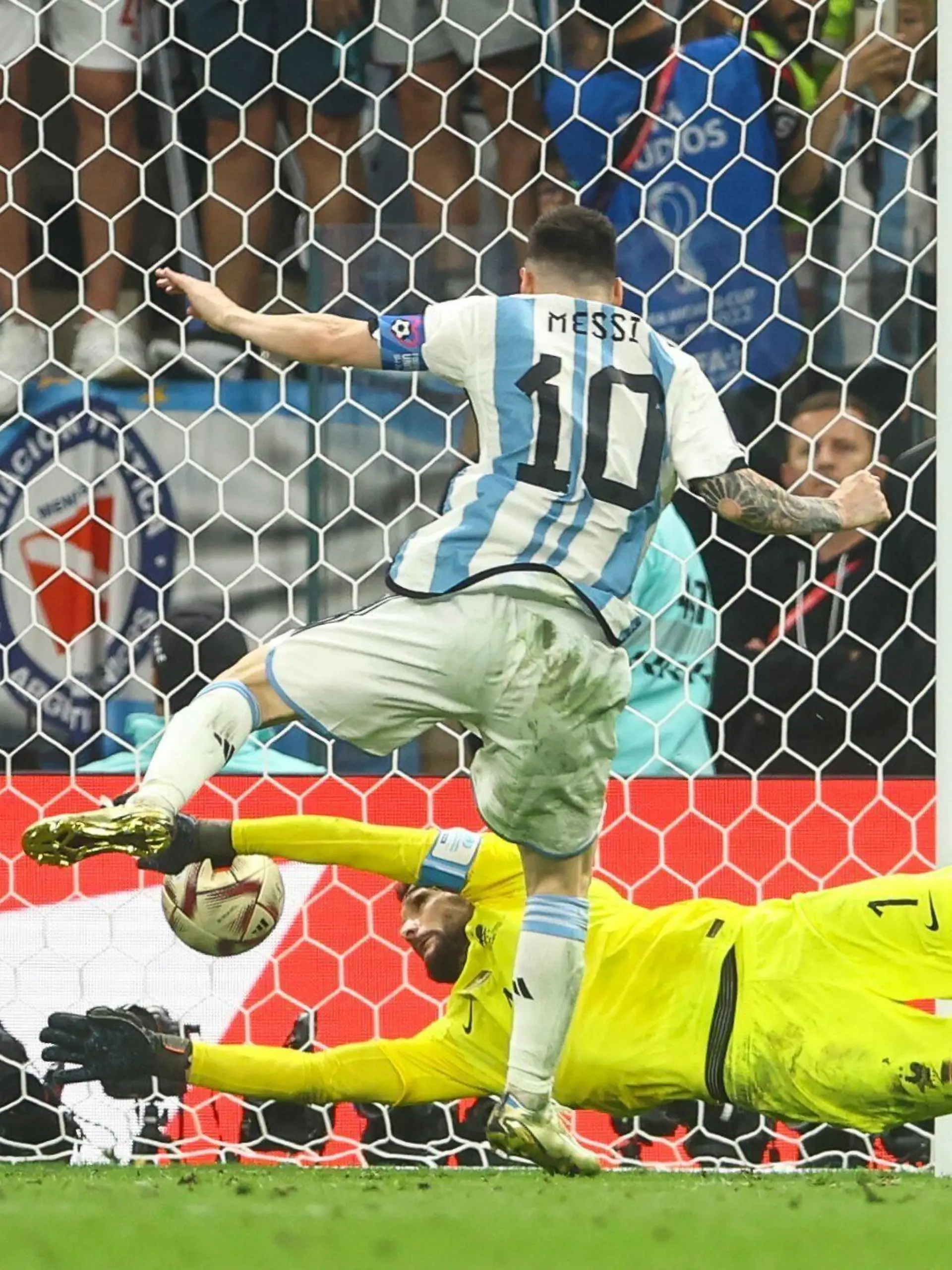  Mandatory Credit: Photo by Kieran McManus/Shutterstock 13670809fe Lionel Messi of Argentina scores 3-2 Argentina v France, FIFA World Cup, WM, Weltmeisterschaft, Fussball 2022, Final, Football, Lusail Stadium, Al Daayen, Qatar - 18 Dec 2022 Editorial Use Only Argentina v France, FIFA World Cup 2022, Final, Football, Lusail Stadium, Al Daayen, Qatar - 18 Dec 2022 Editorial Use Only PUBLICATIONxINxGERxSUIxAUTxHUNxGRExMLTxCYPxROUxBULxUAExKSAxONLY Copyright: xKieranxMcManus/Shutterstockx 13670809fe