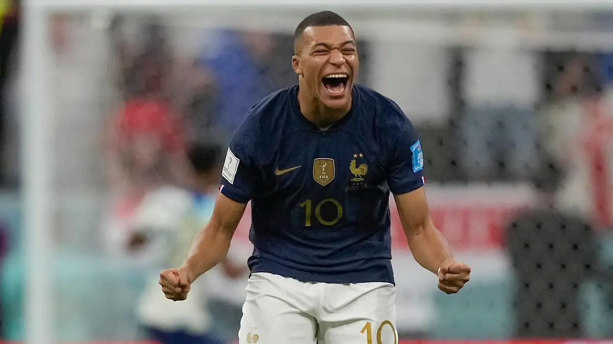 Mandatory Credit: Photo by Dave Shopland/Shutterstock 13655765hj Kylian Mbappe of France laughs after England s Harry Kane blasts penalty over the bar England v France, FIFA World Cup, WM, Weltmeisterschaft, Fussball 2022, Quarter Final, Football, Al Bayt Stadium, Al Khor, Qatar - 10 Dec 2022 Editorial Use Only England v France, FIFA World Cup 2022, Quarter Final, Football, Al Bayt Stadium, Al Khor, Qatar - 10 Dec 2022 Editorial Use Only PUBLICATIONxINxGERxSUIxAUTxHUNxGRExMLTxCYPxROUxBULxUAExKSAxONLY Copyright: xDavexShopland/Shutterstockx 13655765hj