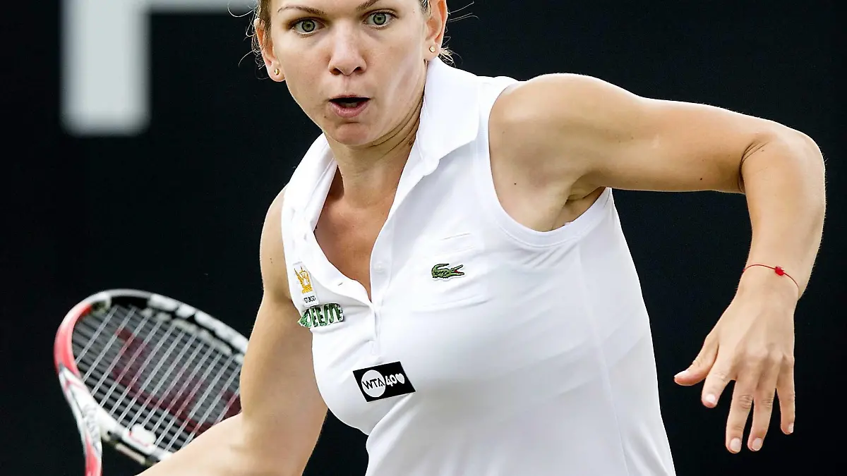 epa03755160 Rumanian Simona Halep in action against Belgian Kirsten Flipkens during the final of the ATP-tennistournament Topshelf Open in Rosmalen, Netherlands, 22 June 2013. EPA/KOEN VAN WEEL +++(c) dpa - Bildfunk+++