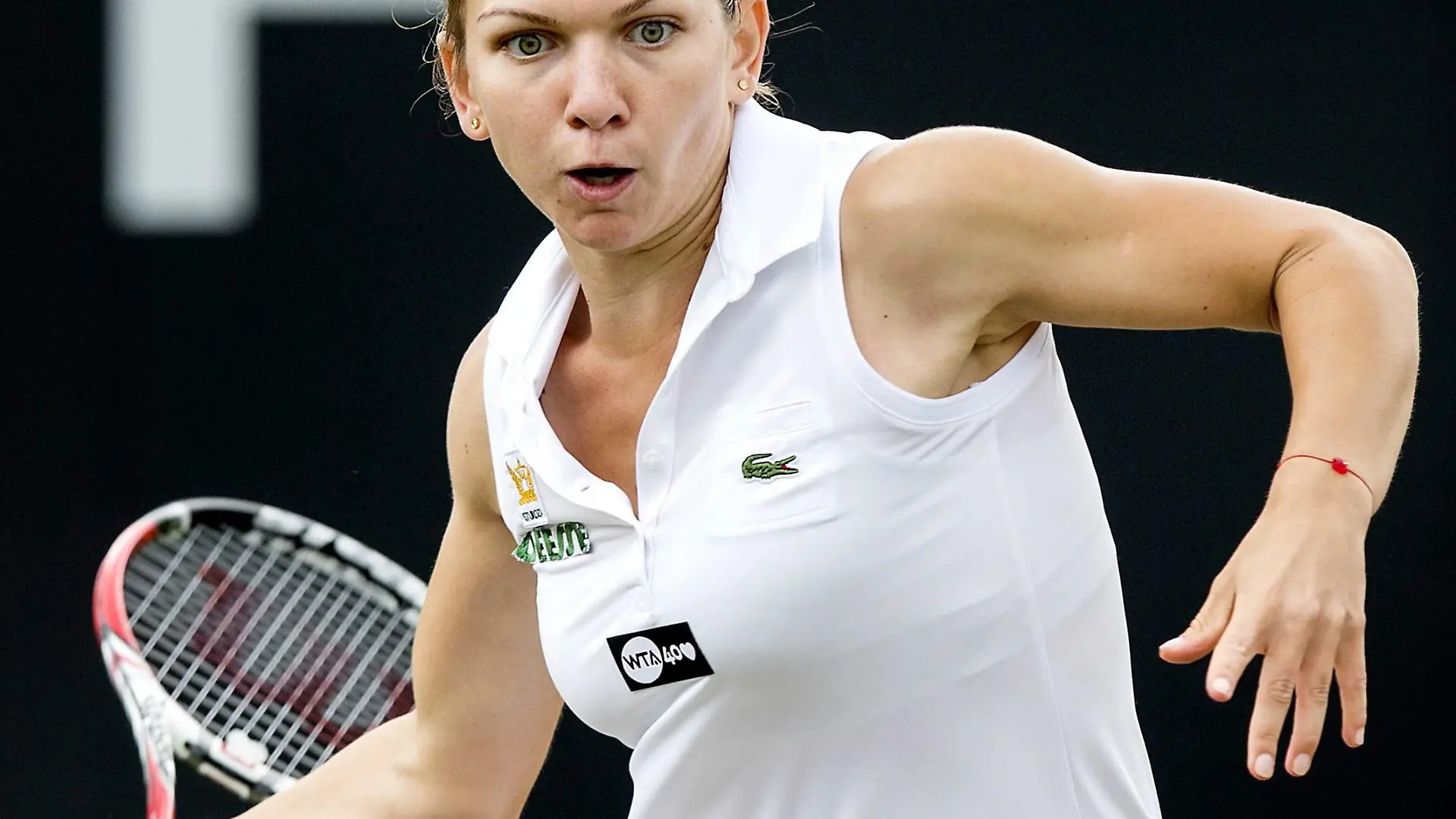 epa03755160 Rumanian Simona Halep in action against Belgian Kirsten Flipkens during the final of the ATP-tennistournament Topshelf Open in Rosmalen, Netherlands, 22 June 2013. EPA/KOEN VAN WEEL +++(c) dpa - Bildfunk+++