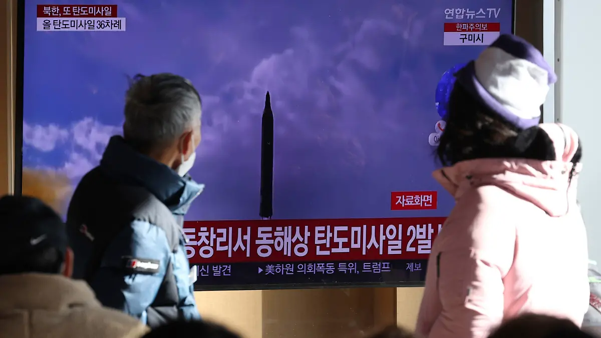 18.12.2022, Südkorea, Seoul: Menschen sehen auf einen Fernsehbildschirm, auf dem eine Nachrichtensendung über den nordkoreanischen Raketenstart mit Filmmaterial gezeigt wird, im Bahnhof von Seoul.  Nordkorea hat nach Angaben des südkoreanischen Militärs mindestens eine potenziell atomwaffenfähige Rakete abgefeuert. Foto: Shin Jun-Hee/YONHAP/AP/dpa +++ dpa-Bildfunk +++