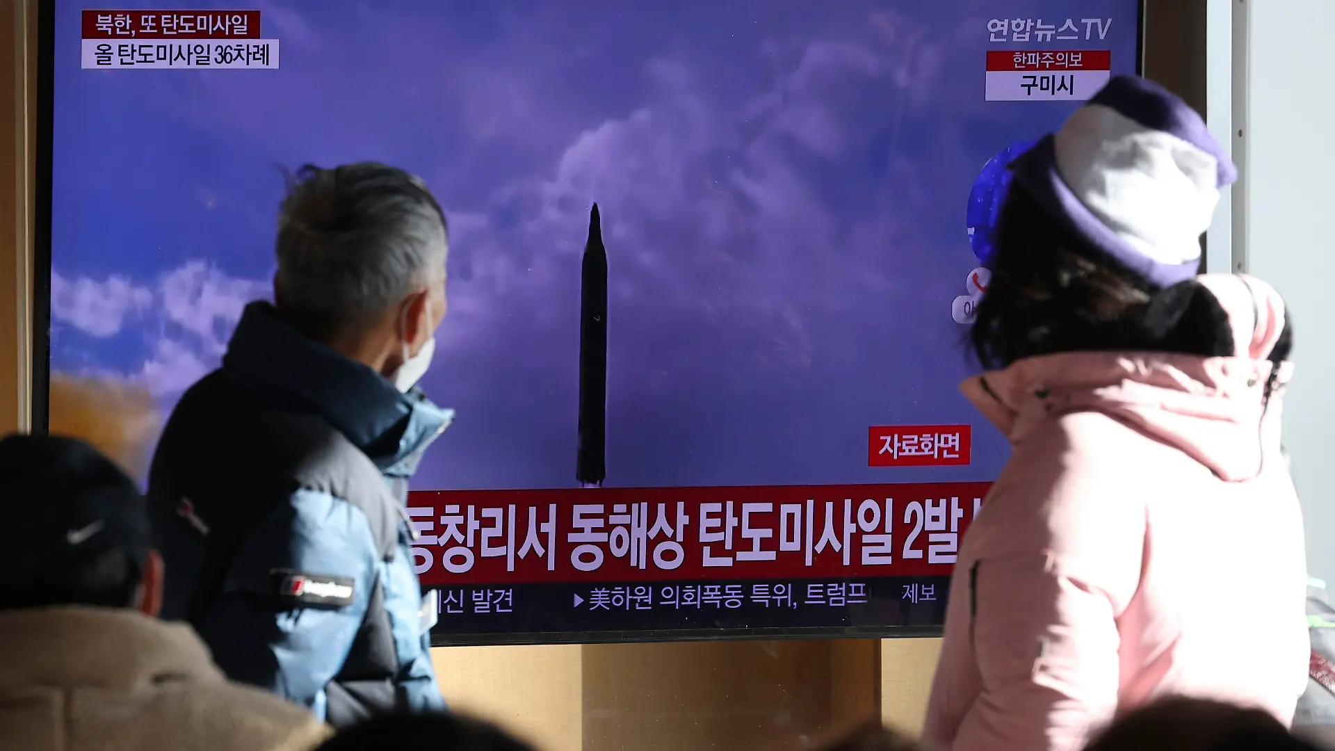 18.12.2022, Südkorea, Seoul: Menschen sehen auf einen Fernsehbildschirm, auf dem eine Nachrichtensendung über den nordkoreanischen Raketenstart mit Filmmaterial gezeigt wird, im Bahnhof von Seoul.  Nordkorea hat nach Angaben des südkoreanischen Militärs mindestens eine potenziell atomwaffenfähige Rakete abgefeuert. Foto: Shin Jun-Hee/YONHAP/AP/dpa +++ dpa-Bildfunk +++