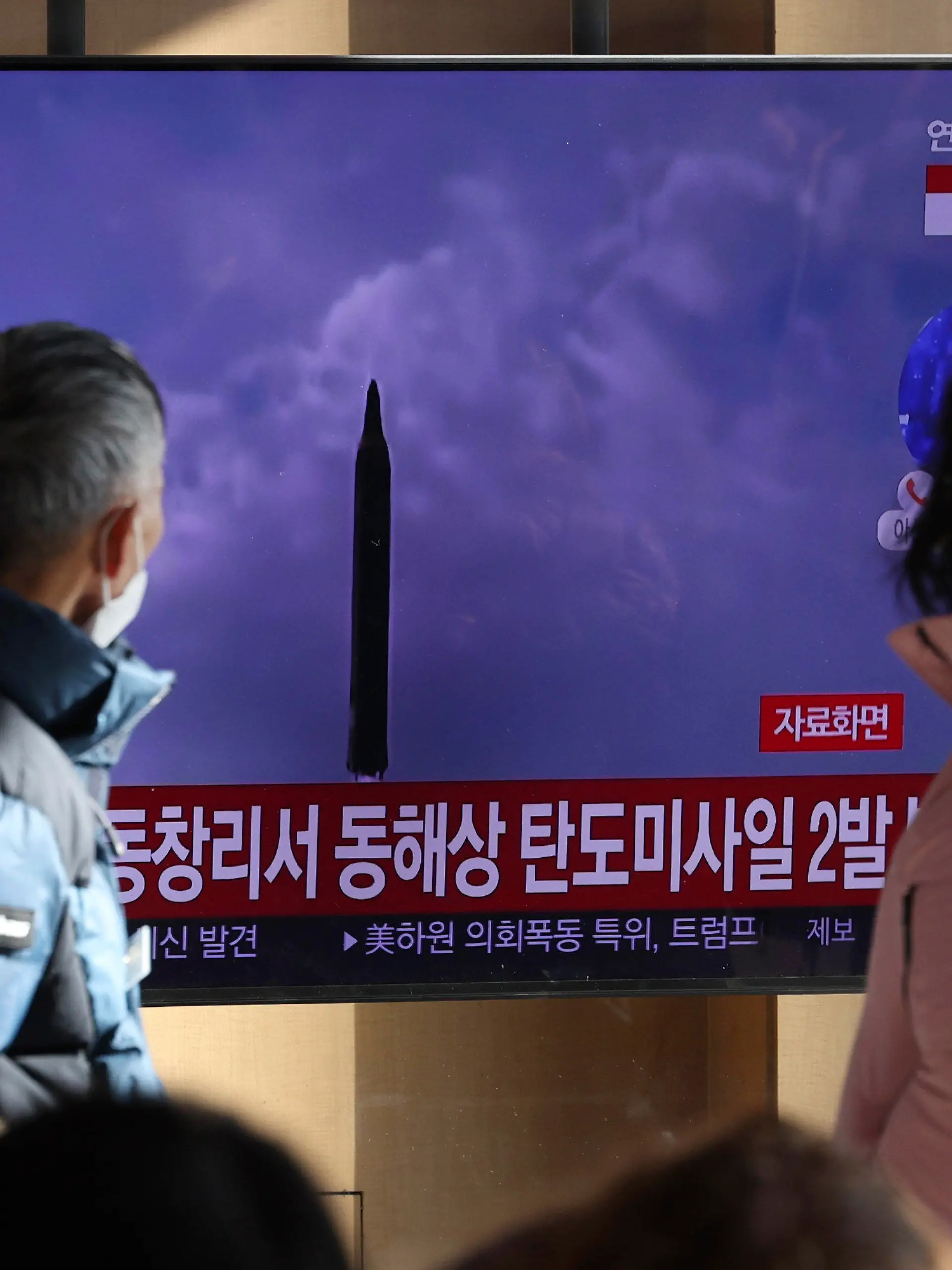 18.12.2022, Südkorea, Seoul: Menschen sehen auf einen Fernsehbildschirm, auf dem eine Nachrichtensendung über den nordkoreanischen Raketenstart mit Filmmaterial gezeigt wird, im Bahnhof von Seoul. Nordkorea hat nach Angaben des südkoreanischen Militärs mindestens eine potenziell atomwaffenfähige Rakete abgefeuert. Foto: Shin Jun-Hee/YONHAP/AP/dpa +++ dpa-Bildfunk +++