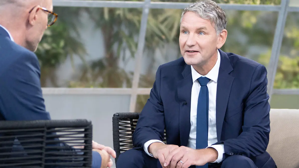 HANDOUT - 27.05.2020, Thüringen, Erfurt: Die vom Mitteldeutschen Rundfunk (MDR) herausgegebene Aufnahme zeigt Moderator Lars Sänger (l) im Gespräch mit Björn Höcke, Vorsitzender der AfD-Landtagsfraktion in Thüringen, während des Sommerinterviews des MDR Thüringen, im MDR-Landesfunkhaus. Höcke will im Falle eines Wahlsiegs in die Regierungszentrale in Erfurt. «Wenn meine Partei mich auf dem Landesparteitag Ende des Jahres zum Spitzenkandidaten kürt und wenn wir dieses Ergebnis halten können und auch ausbauen können, das uns Umfragen prognostizieren, dann möchte ich selbstverständlich in die Staatskanzlei einziehen», sagte Höcke am Mittwoch im MDR-Sommerinterview. Foto: Jens Borghardt/MDR/dpa - ACHTUNG: Nur zur redaktionellen Verwendung und nur mit vollständiger Nennung des vorstehenden Credits +++ dpa-Bildfunk +++