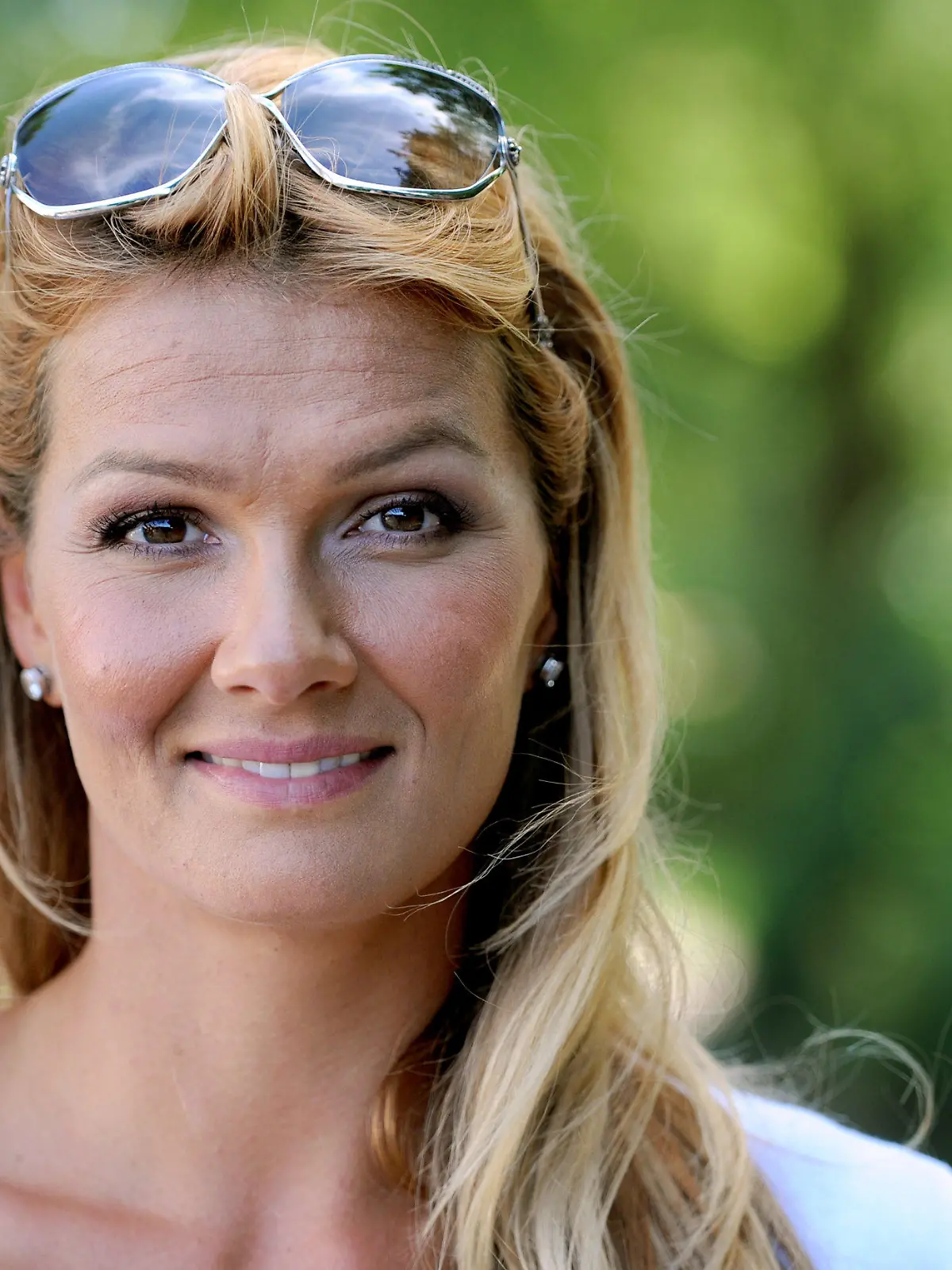 ARCHIV - Die ehemalige Schwimmerin Franziska van Almsick lächelt am 23.07.2012 im Olympiastützpunkt des Deutschen Schwimm-Verbands in Hamburg. Die 35-Jährige ist am Pfingst-Wochenende zum zweiten Mal Mutter geworden. Foto: Daniel Reinhardt/dpa (zu dpa-Meldung vom 21.05.2013) +++(c) dpa - Bildfunk+++