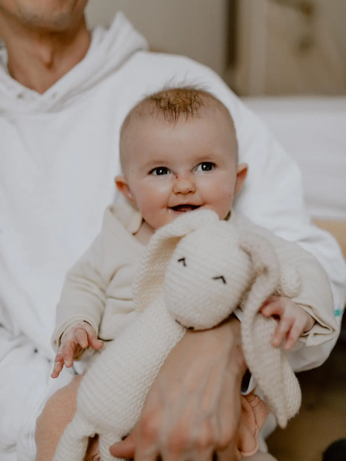 Die Eltern widmen sich in Vollzeit der Pflege ihres Babys.