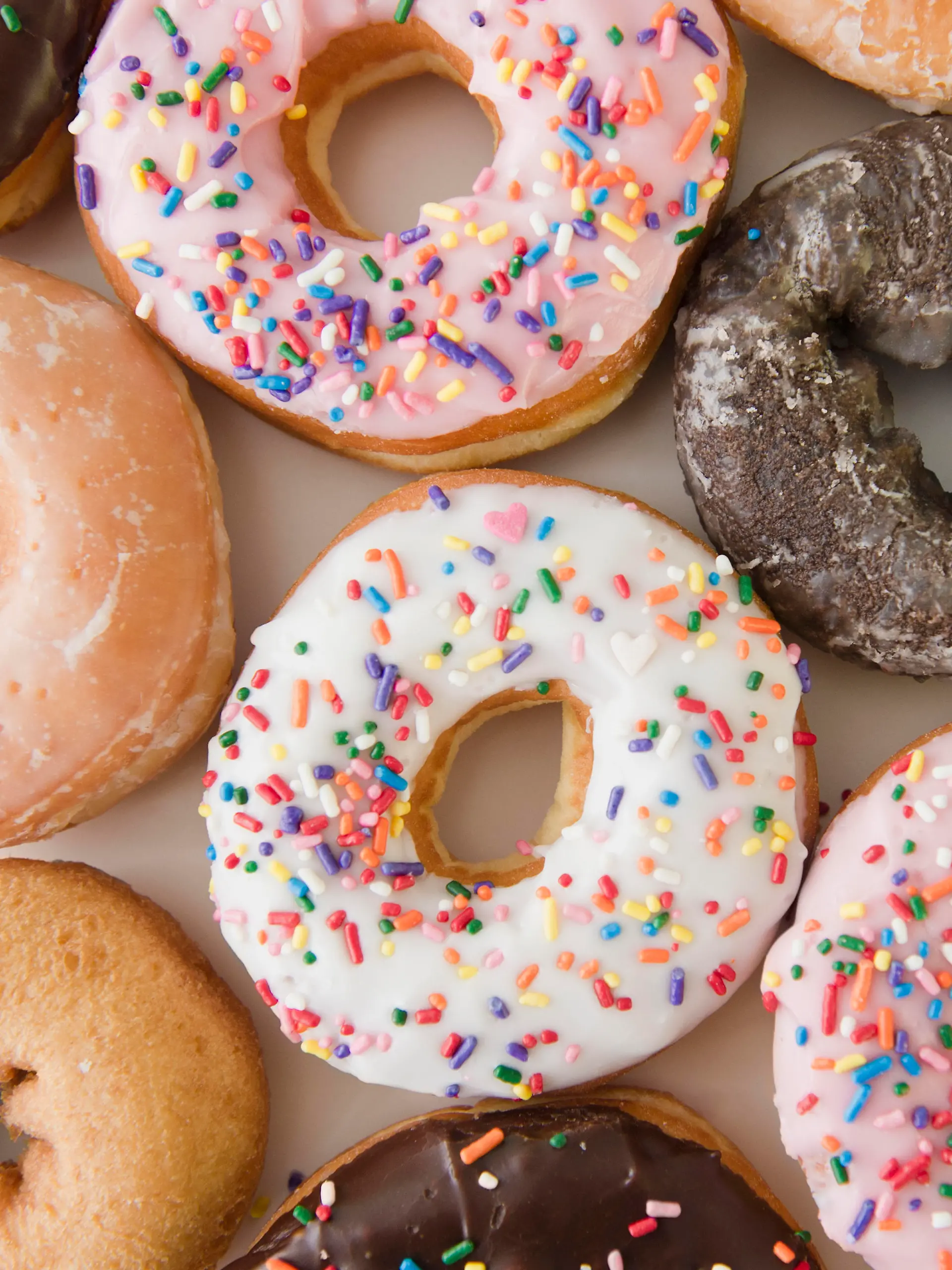 Studio shot of various donuts Keine Weitergabe an Drittverwerter.