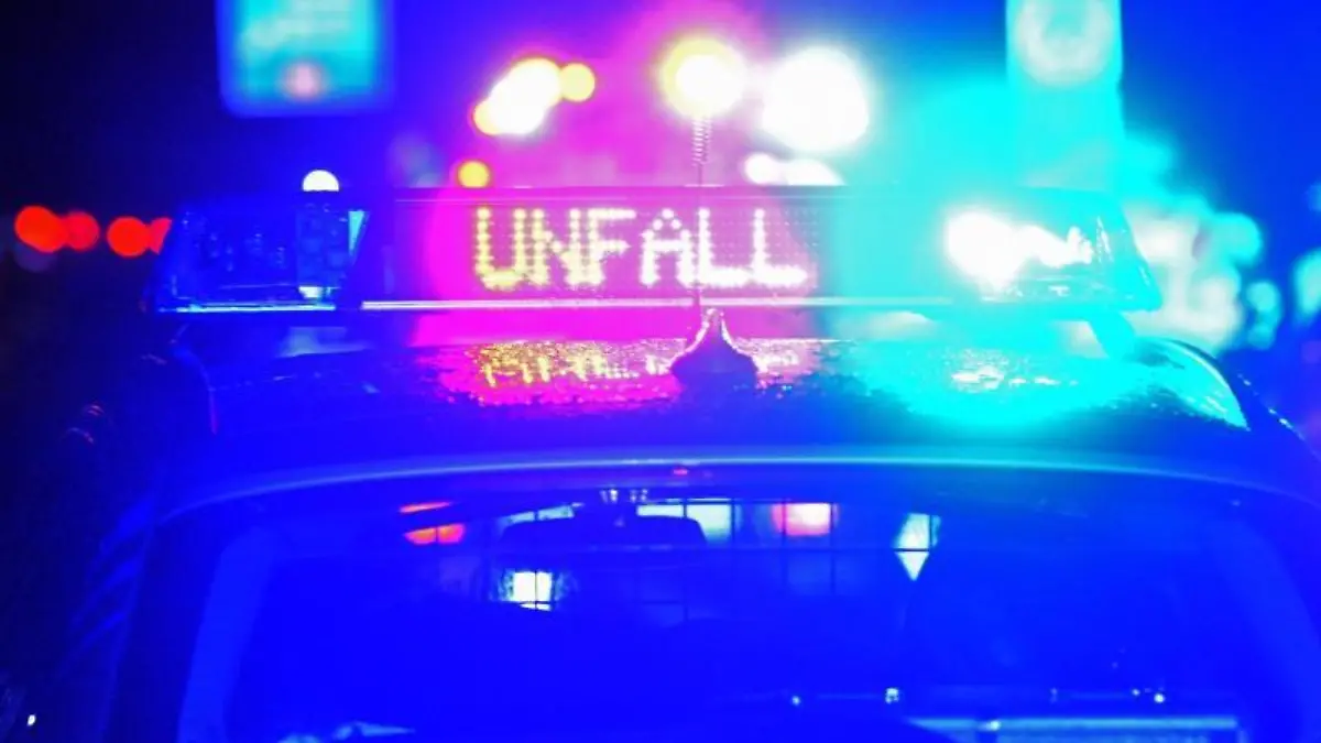 Der Schriftzug «Unfall» leuchtet an einem Streifenwagen