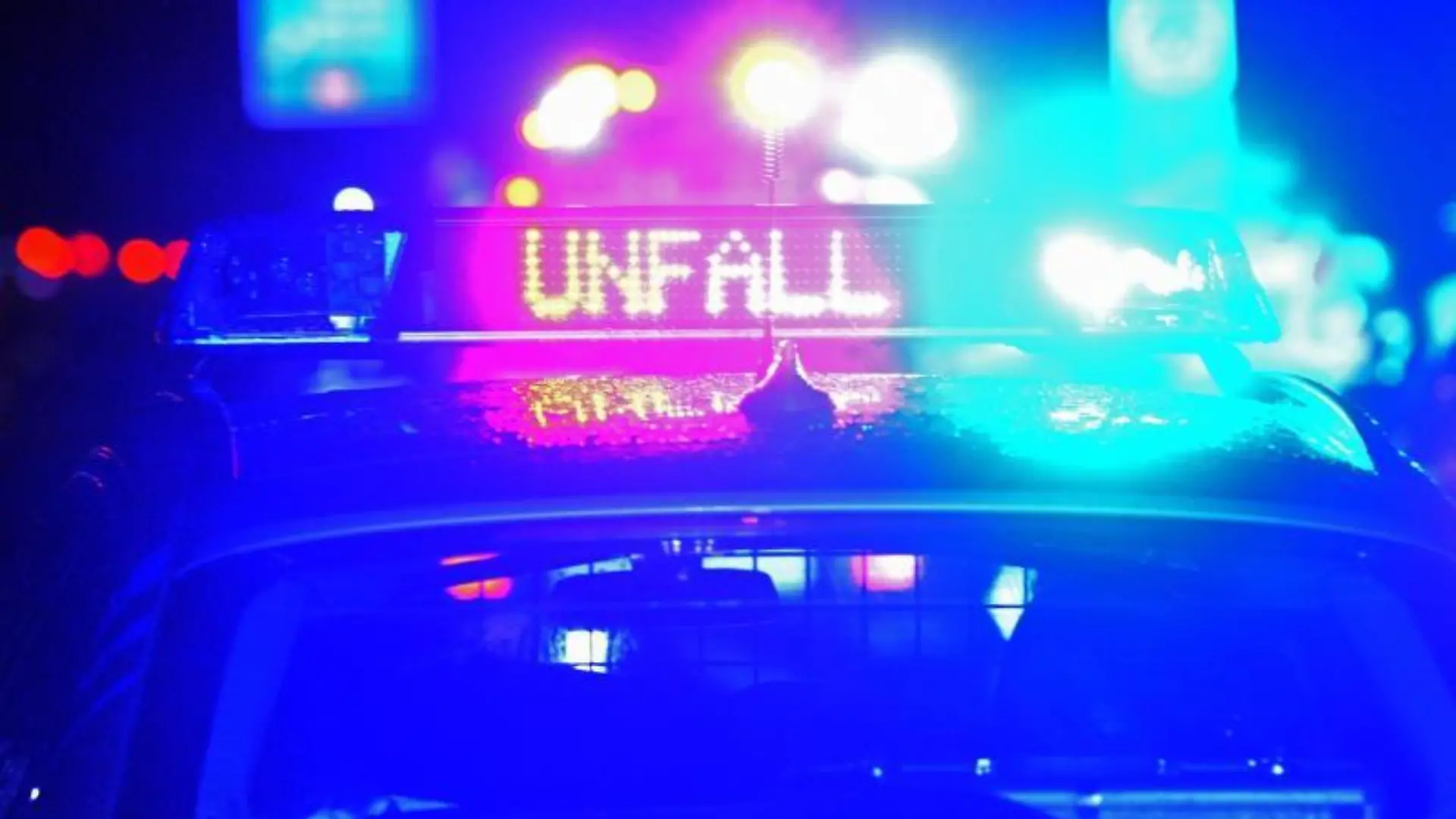 Der Schriftzug «Unfall» leuchtet an einem Streifenwagen
