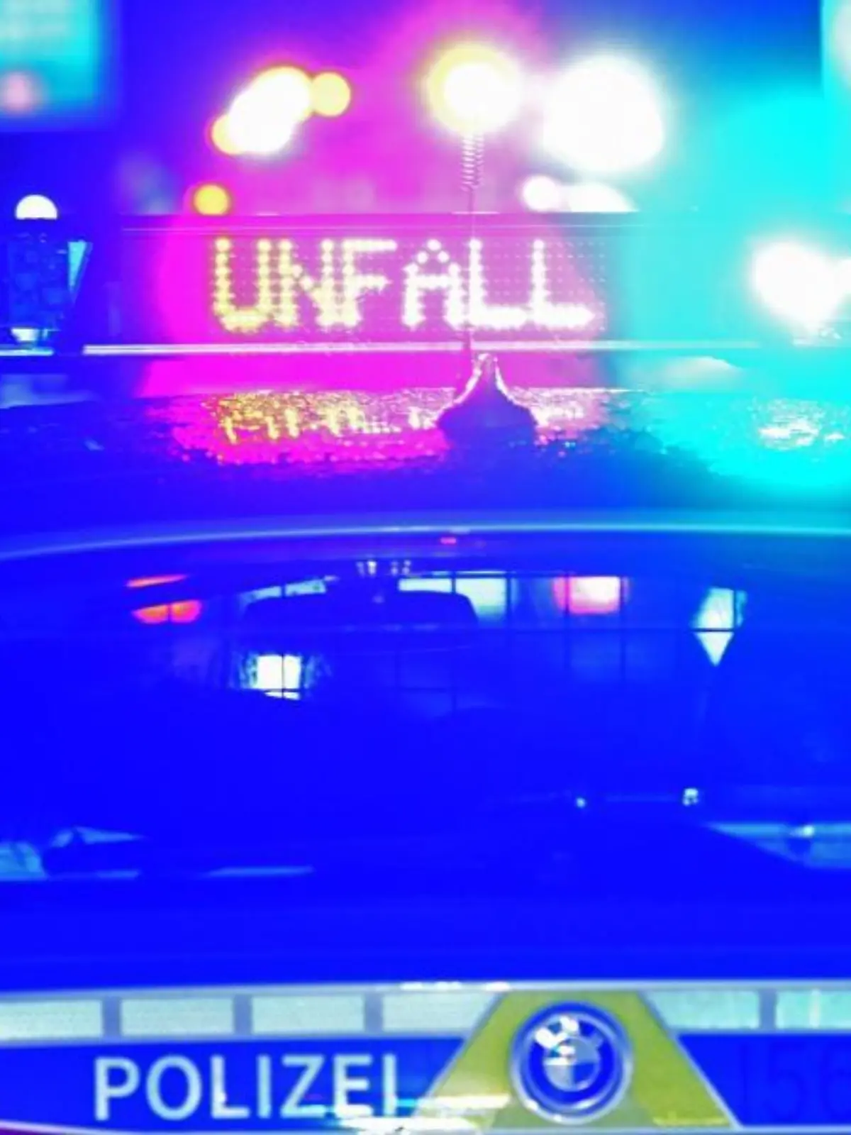 Der Schriftzug «Unfall» leuchtet an einem Streifenwagen