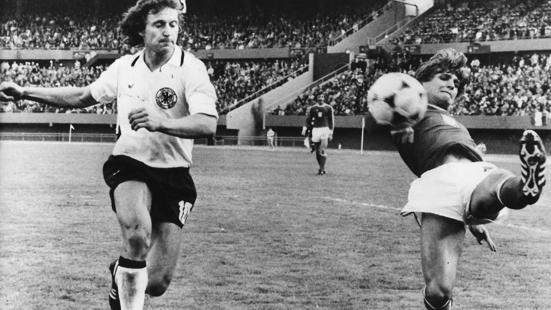 ARCHIV - Der Kölner Stürmer Heinz Flohe (l) läuft ins Leere, der polnische Abwehrspieler Adam Nawalka (r) kann klären. Im Eröffnungsspiel der Fußball-WM kommt die deutsche Nationalmannschaft am 1.6.1978 im Estadio Monumental in Buenos Aires gegen Polen vor 77.000 Zuschauern über ein 0:0 nicht hinaus. Der frühere Fußball-Nationalspieler Heinz Flohe ist tot. Der Weltmeister von 1974 starb am 15.06.2013 nach drei Jahren im Wachkoma. Er hatte am 11. Mai 2010 einen Schwächeanfall erlitten und sich davon nicht mehr erholt. Foto: dpa +++(c) dpa - Bildfunk+++