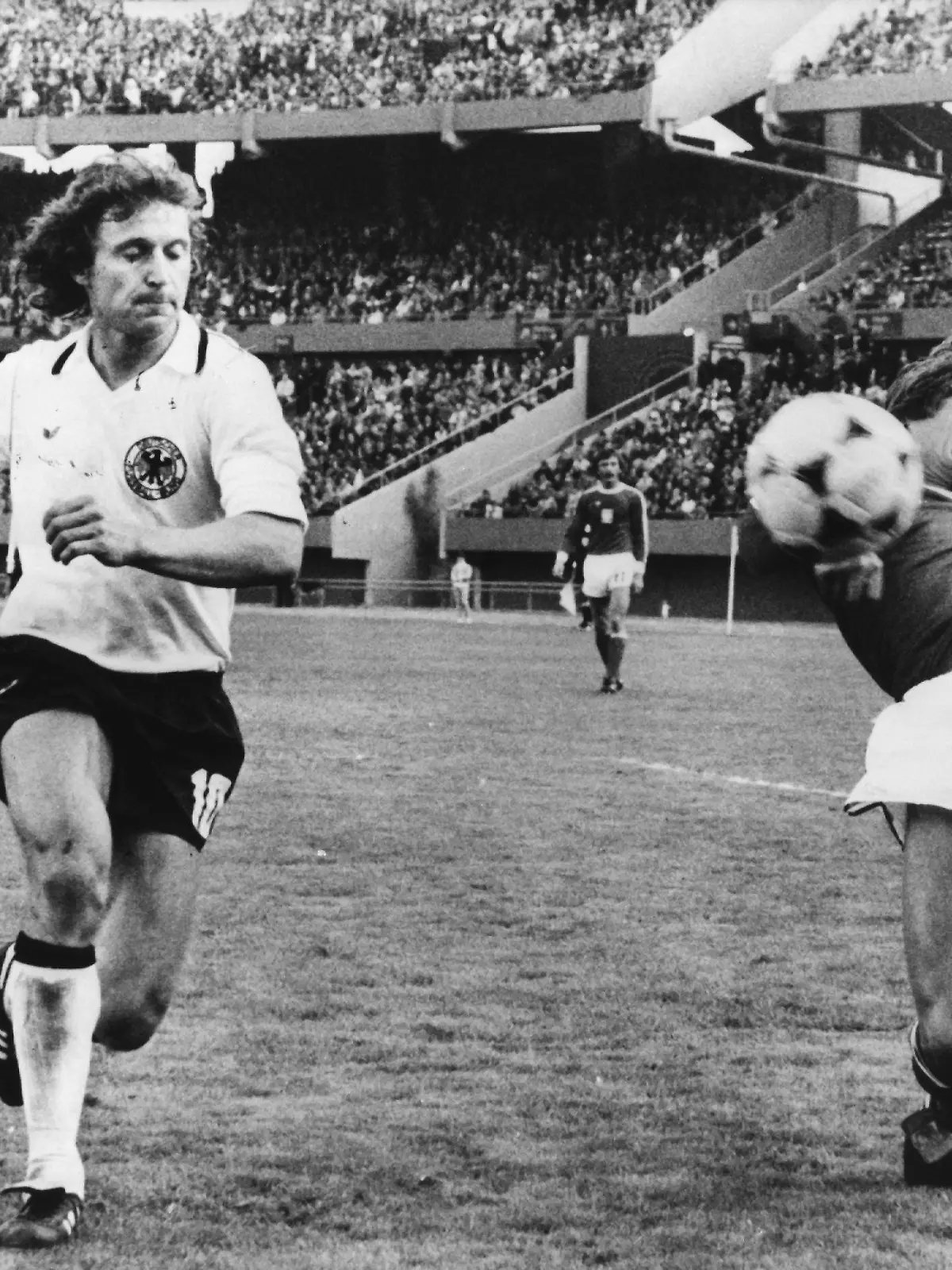 ARCHIV - Der Kölner Stürmer Heinz Flohe (l) läuft ins Leere, der polnische Abwehrspieler Adam Nawalka (r) kann klären. Im Eröffnungsspiel der Fußball-WM kommt die deutsche Nationalmannschaft am 1.6.1978 im Estadio Monumental in Buenos Aires gegen Polen vor 77.000 Zuschauern über ein 0:0 nicht hinaus. Der frühere Fußball-Nationalspieler Heinz Flohe ist tot. Der Weltmeister von 1974 starb am 15.06.2013 nach drei Jahren im Wachkoma. Er hatte am 11. Mai 2010 einen Schwächeanfall erlitten und sich davon nicht mehr erholt. Foto: dpa +++(c) dpa - Bildfunk+++