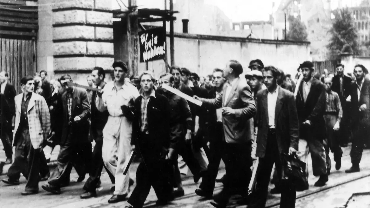 Ost-Berlin, Volksaufstand 1953 Ostberlin / Volksaufstand vom 17. Juni. Bauarbeiter rufen zum Generalstreik auf und fordern des Ruecktritt der Regierung, 16. Juni 1953. - Demonstrationszug streikender Bau- arbeiter zum Haus der Ministerien.