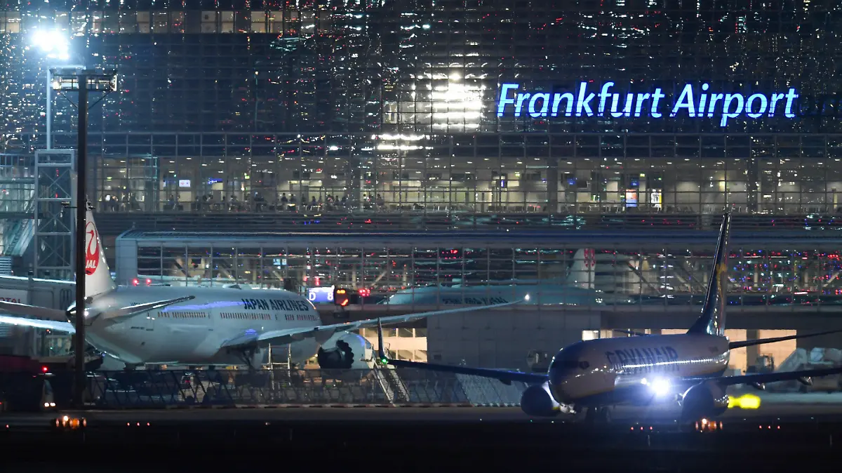 ARCHIV - 17.03.2020, Hessen, Frankfurt/Main: Eine Passagiermaschine der Ryanair (r) rollt nach Sonnenuntergang am Terminal 2 des Frankfurter Flughafens neben einem Flugzeug der Japan Airlines zur Startbahn. Auch nach der Eröffnung des neuen Terminals 3 wird der Frankfurter Flughafen eine Dauerbaustelle bleiben. Betreiber Fraport will die zum Sommer 2026 hinzukommende jährliche Abfertigungskapazität von rund 19 Millionen Passagieren nutzen, um das Terminal 2 grundlegend technisch zu sanieren, wie das Unternehmen erklärte. Foto: Arne Dedert/dpa +++ dpa-Bildfunk +++