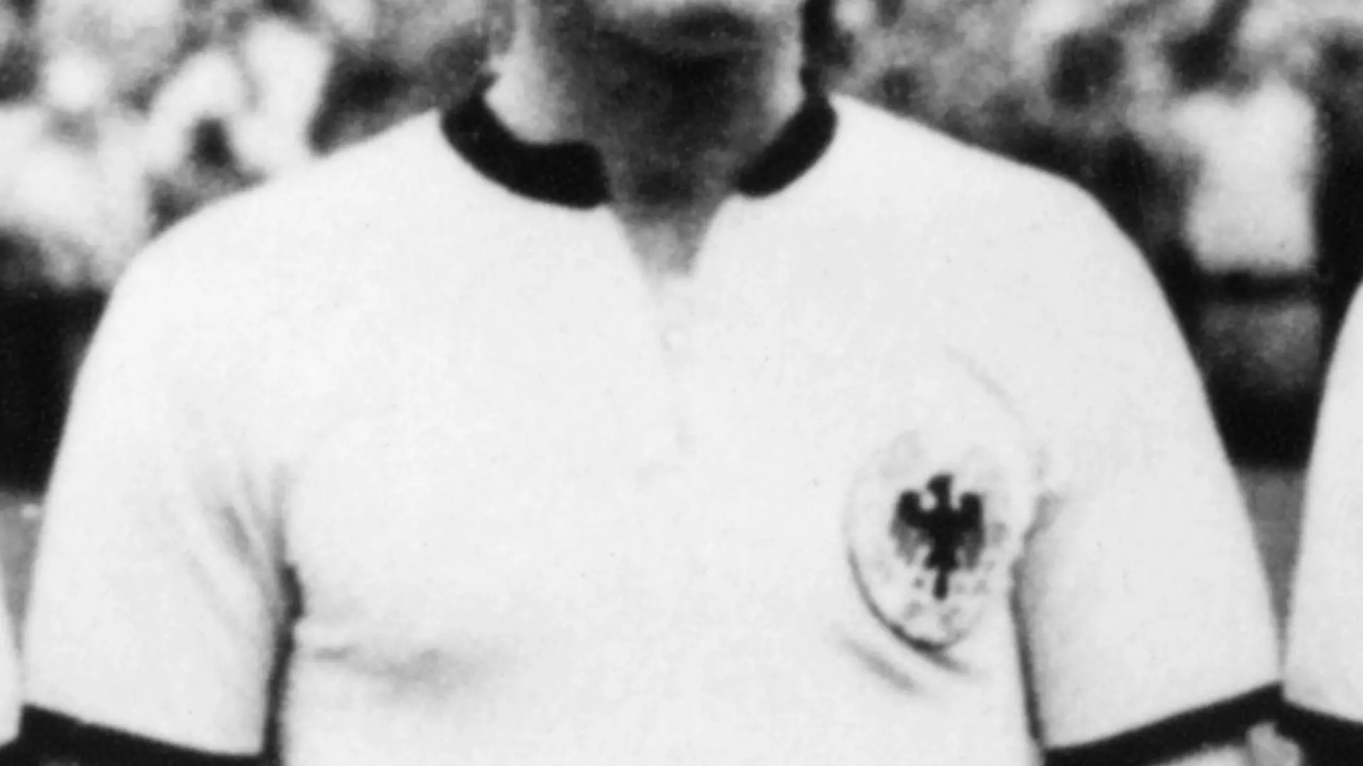 ARCHIV - Ottmar Walter, aufgenommen vor dem Endspiel der Fußball-Weltmeisterschaft am 04.07.1954 im Berner Wankdorfstadion. Deutschland besiegte Ungarn mit 3:2. Fußball-Deutschland trauert um den 1954er Weltmeister Ottmar Walter. Walter starb am 16.06.2013 im Alter von 89 Jahren. Foto: dpa +++(c) dpa - Bildfunk+++