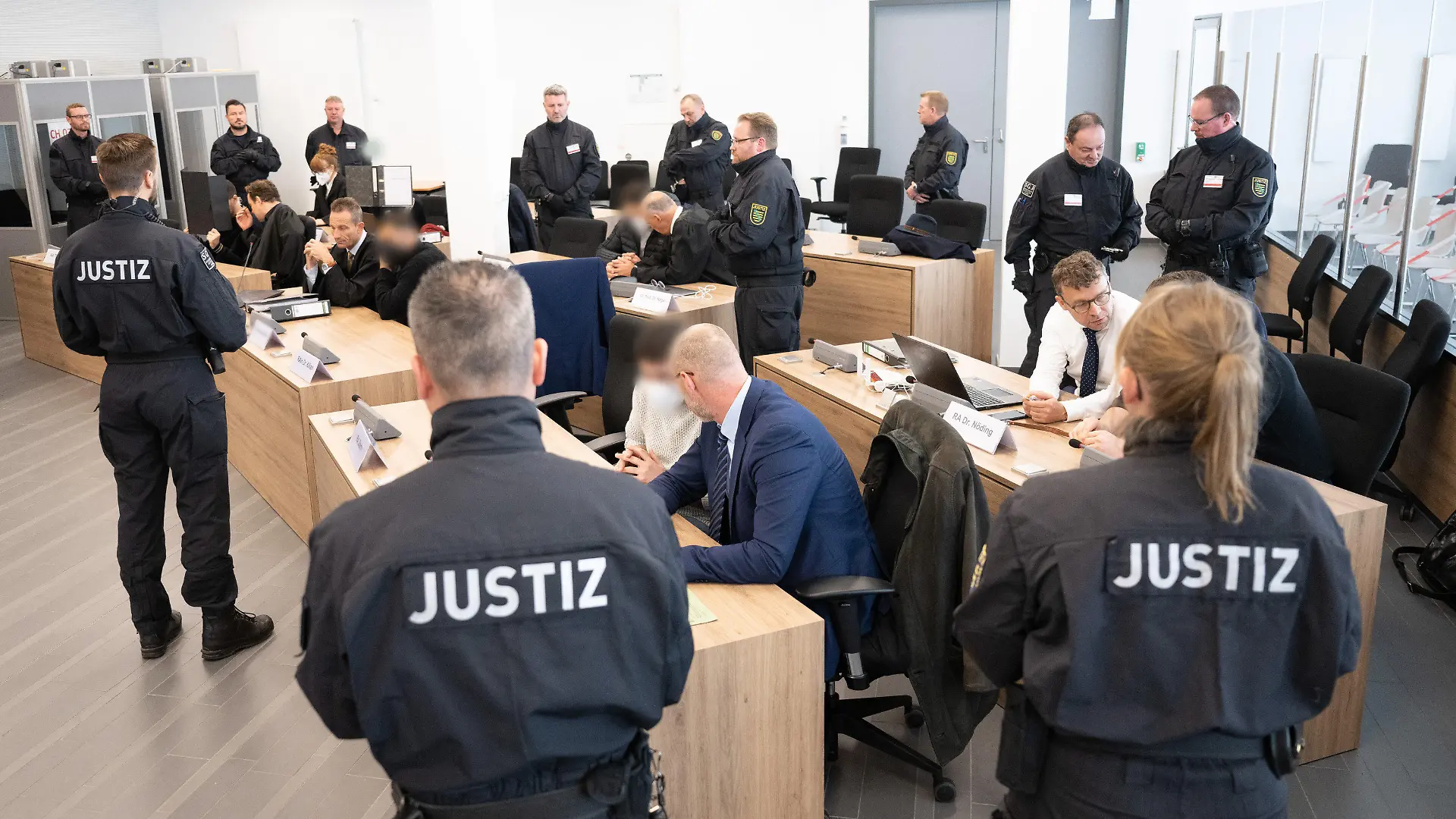ARCHIV - 28.10.2022, Sachsen, Dresden: Die Angeklagten im Prozess um den Juwelenraub im Grünen Gewölbe sitzen bei der Fortsetzung des Prozess im Verhandlungssaal im Landgericht neben den Anwälten auf ihren Plätzen. Seit Ende Januar wird gegen insgesamt sechs junge Männer wegen schweren Bandendiebstahls, Brandstiftung und besonders schwerer Brandstiftung verhandelt. (Zu dpa "Grünes Gewölbe: Vom Juwelendiebstahl bis zum Prozess") Foto: Sebastian Kahnert/dpa-Pool/dpa - ACHTUNG: Die Angeklagten wurden aus rechtlichen Gründen gepixelt +++ dpa-Bildfunk +++