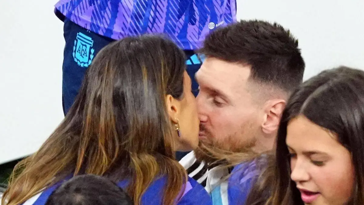 Mandatory Credit: Photo by Javier Garcia/Shutterstock 13670815jw Lionel Messi kisses his wife Argentina v France, FIFA World Cup, WM, Weltmeisterschaft, Fussball 2022, Final, Football, Lusail Stadium, Al Daayen, Qatar - 18 Dec 2022 Editorial Use Only Argentina v France, FIFA World Cup 2022, Final, Football, Lusail Stadium, Al Daayen, Qatar - 18 Dec 2022 Editorial Use Only PUBLICATIONxINxGERxSUIxAUTxHUNxGRExMLTxCYPxROUxBULxUAExKSAxONLY Copyright: xJavierxGarcia/Shutterstockx 13670815jw