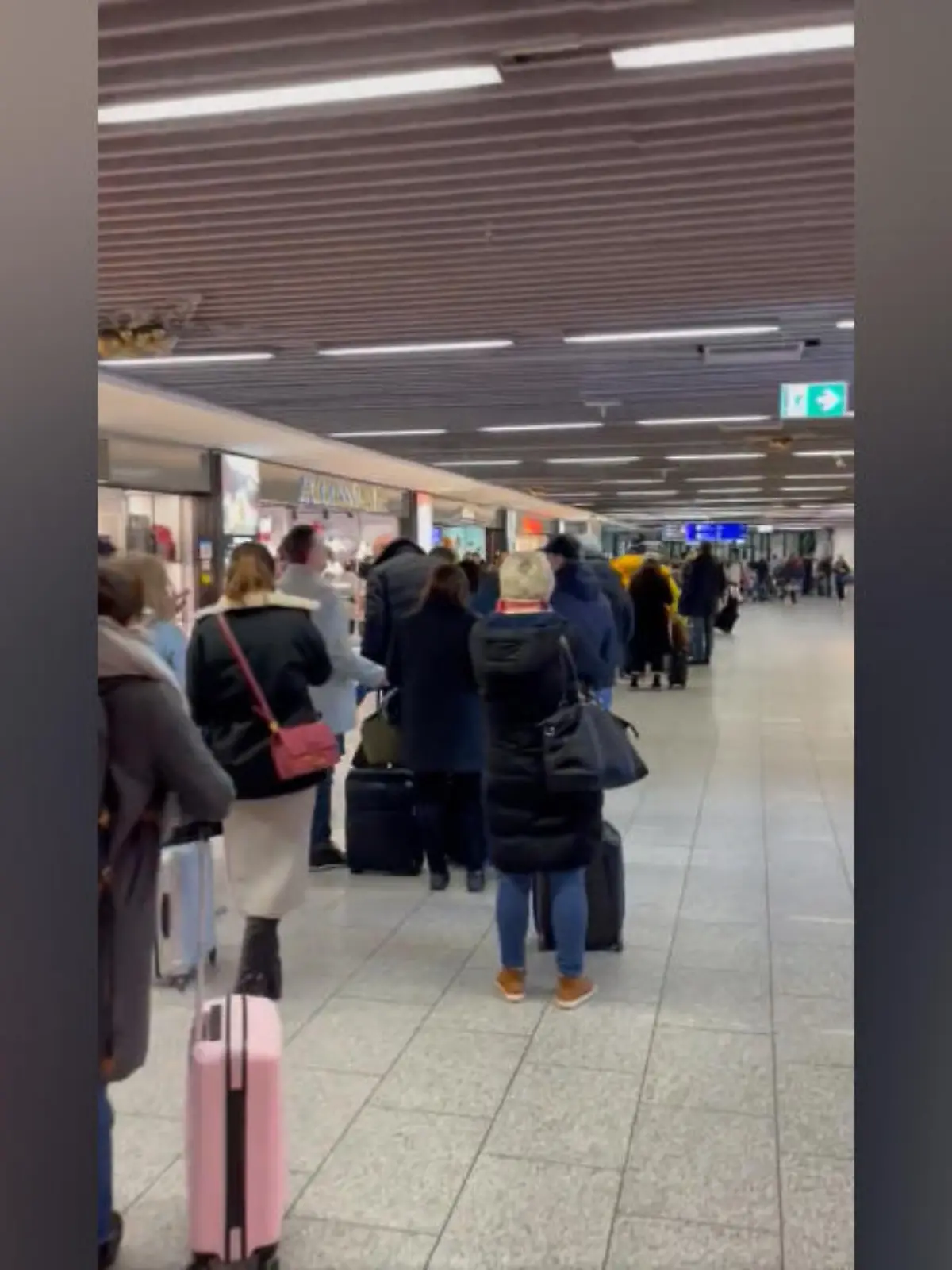 Passagiere müssen am Frankfurter Flughafen starke Nerven beweisen.