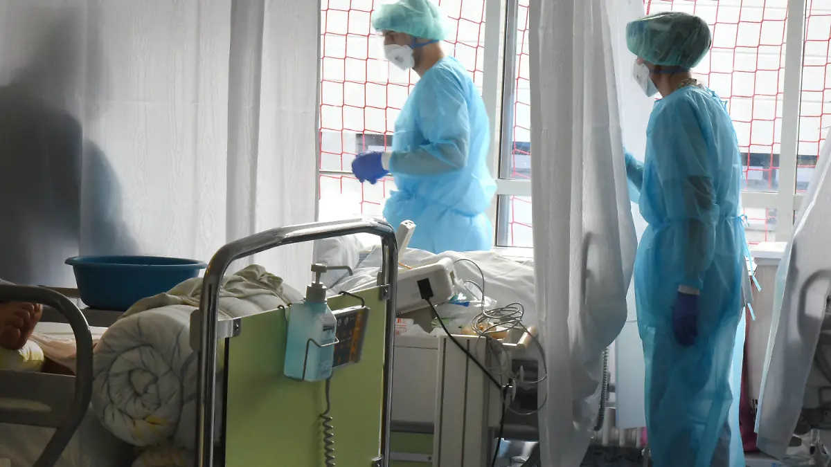 08.11.2021, Sachsen, Leipzig: Auf der Covid-Station, einem Bereich der Operativen Intensivstation vom Universitätsklinikum Leipzig versorgen Ärzte und Schwestern Patienten. Auf der Intensivstation wächst seit Tagen die Zahl der Corona-Erkrankten mit schweren Verläufen, darunter immer mehr jüngere Patenten zwischen 30 und 60 Jahren. Foto: Waltraud Grubitzsch/dpa-Zentralbild/dpa +++ dpa-Bildfunk +++