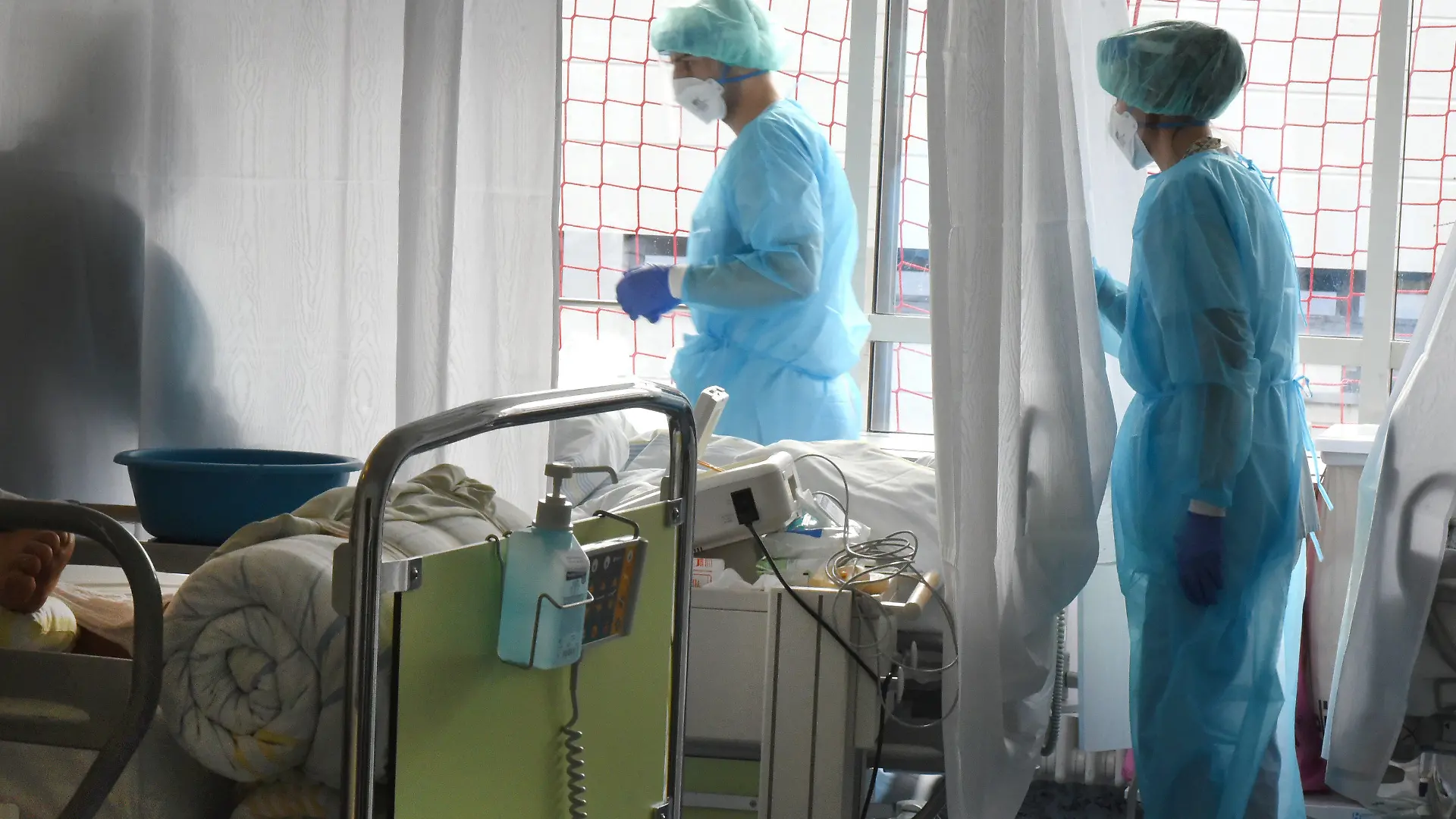 08.11.2021, Sachsen, Leipzig: Auf der Covid-Station, einem Bereich der Operativen Intensivstation vom Universitätsklinikum Leipzig versorgen Ärzte und Schwestern Patienten. Auf der Intensivstation wächst seit Tagen die Zahl der Corona-Erkrankten mit schweren Verläufen, darunter immer mehr jüngere Patenten zwischen 30 und 60 Jahren. Foto: Waltraud Grubitzsch/dpa-Zentralbild/dpa +++ dpa-Bildfunk +++