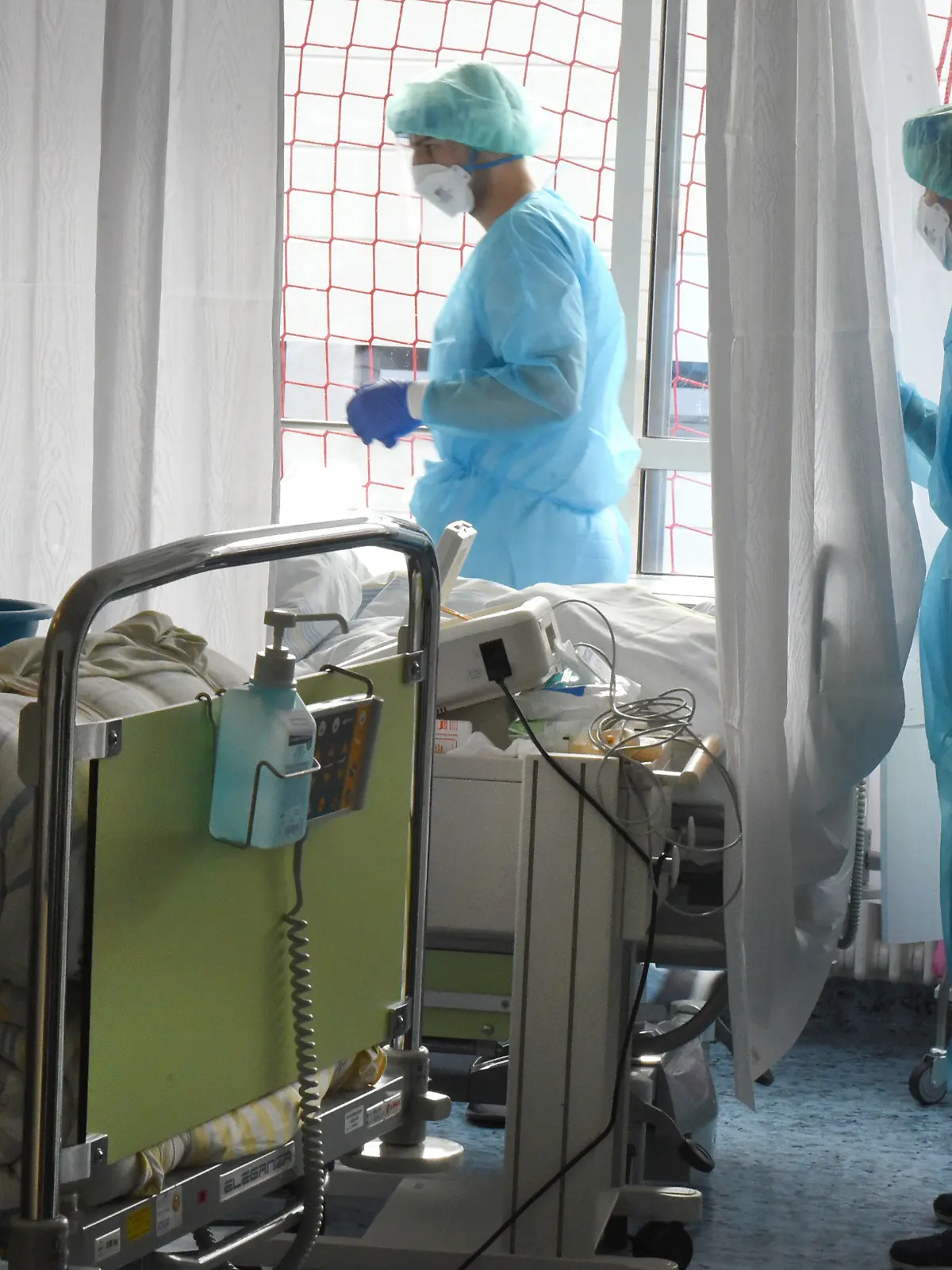 08.11.2021, Sachsen, Leipzig: Auf der Covid-Station, einem Bereich der Operativen Intensivstation vom Universitätsklinikum Leipzig versorgen Ärzte und Schwestern Patienten. Auf der Intensivstation wächst seit Tagen die Zahl der Corona-Erkrankten mit schweren Verläufen, darunter immer mehr jüngere Patenten zwischen 30 und 60 Jahren. Foto: Waltraud Grubitzsch/dpa-Zentralbild/dpa +++ dpa-Bildfunk +++