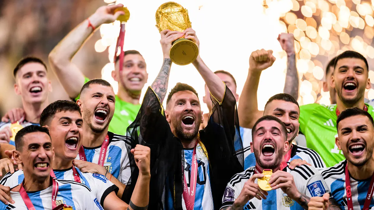 221218 Lionel Messi of Argentina lifts the FIFA World Cup, WM, Weltmeisterschaft, Fussball Trophy after the FIFA World Cup 2022 final between Argentina and France on December 18, 2022 in Doha. Photo: Joel Marklund / BILDBYRAN / kod JM / JM0415 bbeng fotboll football soccer fotball vm fotbolls-vm fotball-vm fotbolls-vm 2022 fifa world cup 2022 final argentina frankrike france champions world champions FIFA World Cup Champions Gold medalist jubel celebration *** 221218 Lionel Messi of Argentina lifts the FIFA World Cup Trophy after the FIFA World Cup 2022 final between Argentina and France on December 18, 2022 in Doha Photo Joel Marklund BILDBYRAN code JM JM0415 bbeng football football soccer fotball world cup football world cup football world cup 2022 fifa world cup 2022 final argentina france france champions world champions FIFA World Cup Champions Gold medalist jubilation celebration, PUBLICATIONxNOTxINxSWExNORxAUT Copyright: JOELxMARKLUND BB221218JM175