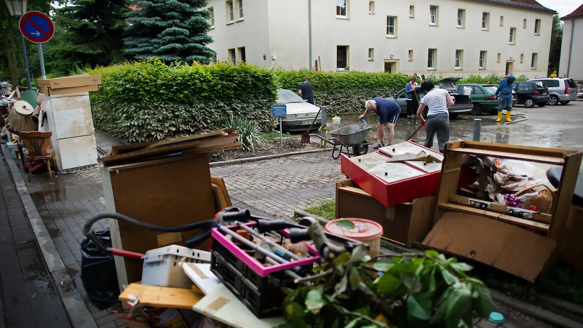 In Dresden-Kleinzschachwitz (Sachsen) beseitigen am 10.06.2013 Anwohner die Schäden des Hochwassers und reinigen Haus und Hof. Foto: Arno Burgi/dpa +++(c) dpa - Bildfunk+++