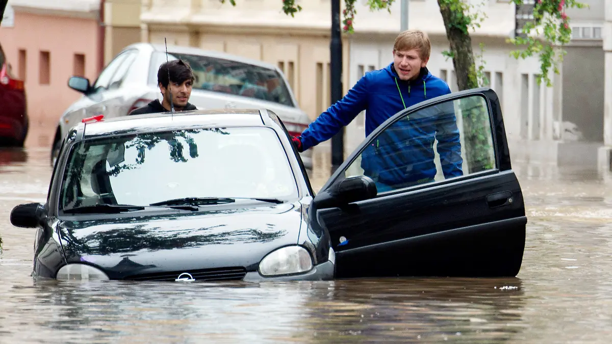 Einwohner des Stadtteils Gera-Untermhaus stehen am 03.06.2013 während des Hochwassers der Weißen Elster neben einem überfluteten Auto. Foto: Marc Tirl/dpa +++(c) dpa - Bildfunk+++