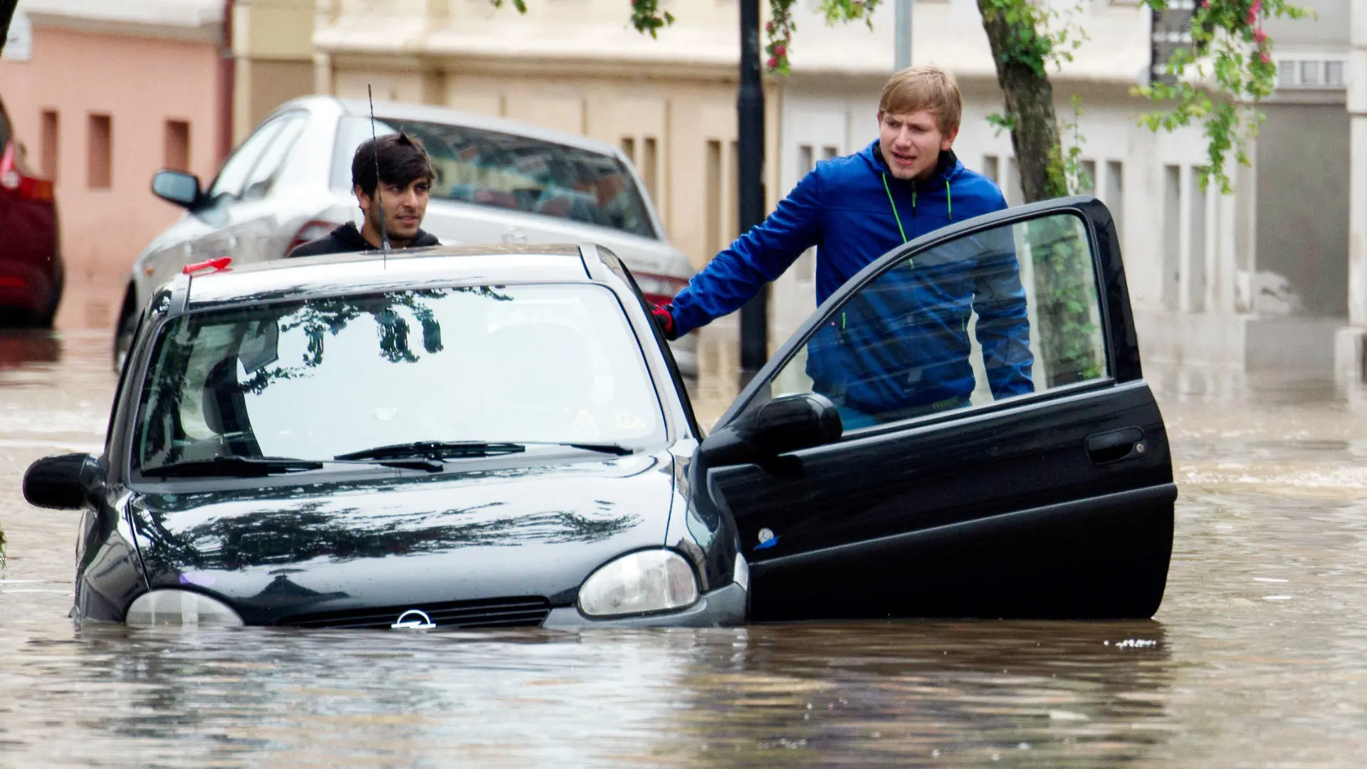 Einwohner des Stadtteils Gera-Untermhaus stehen am 03.06.2013 während des Hochwassers der Weißen Elster neben einem überfluteten Auto. Foto: Marc Tirl/dpa +++(c) dpa - Bildfunk+++