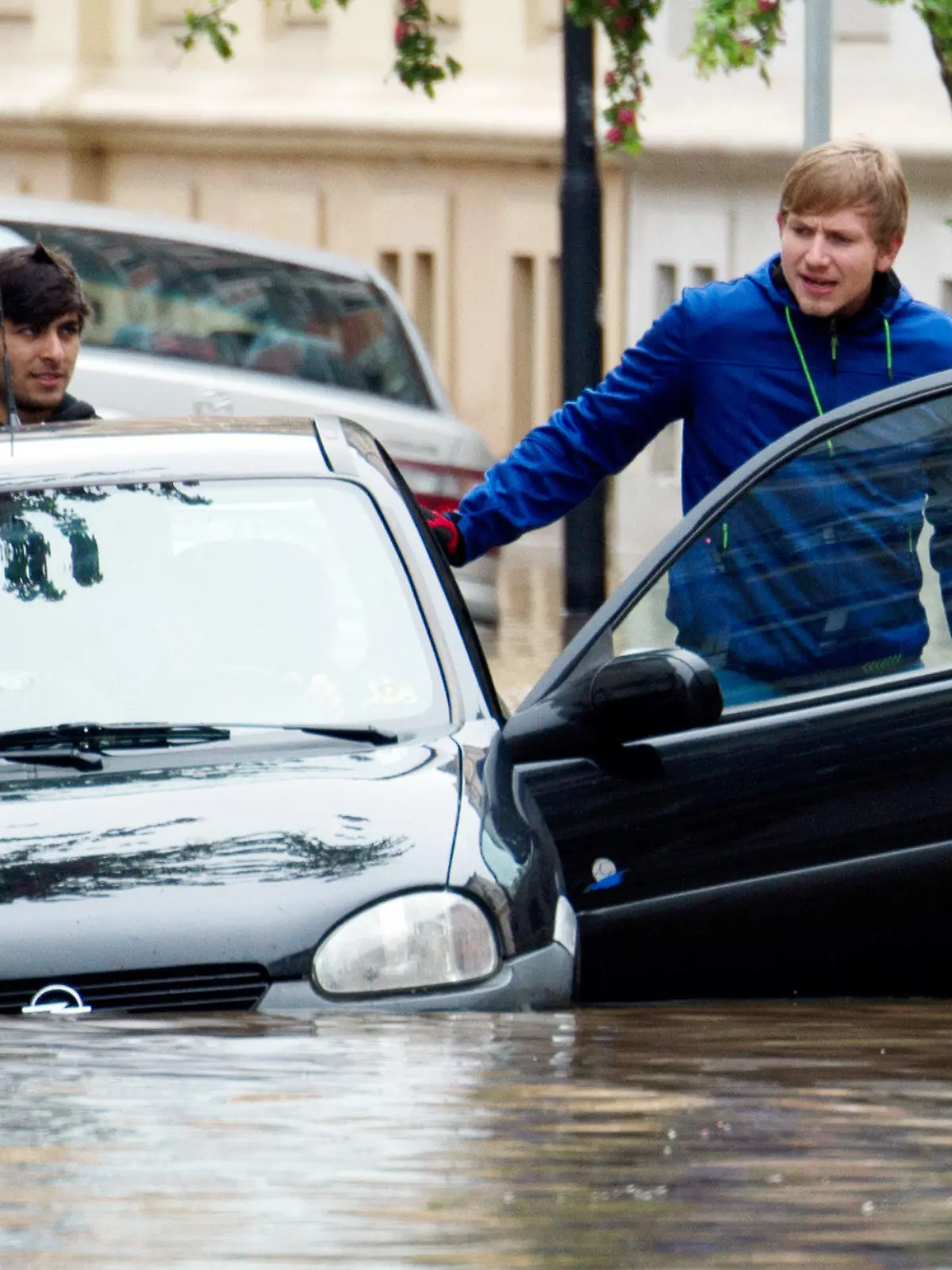 Einwohner des Stadtteils Gera-Untermhaus stehen am 03.06.2013 während des Hochwassers der Weißen Elster neben einem überfluteten Auto. Foto: Marc Tirl/dpa +++(c) dpa - Bildfunk+++