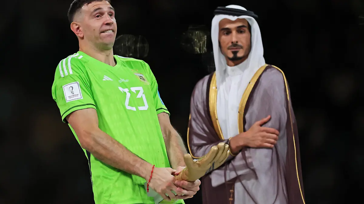 Emiliano Martinez of Argentina, elected the best goalkeeper, celebrates the title after the match between Argentina and France, for the Final of the FIFA World Cup, WM, Weltmeisterschaft, Fussball Qatar 2022, at Lusail Stadium, this Sunday, 18. Photo: Heuler Andrey/DiaEsportivo 30761 Heuler Andrey / SPP PUBLICATIONxNOTxINxBRAxMEX Copyright: xHeulerxAndreyx/xSPPx spp-en-HeAn-HADE9989