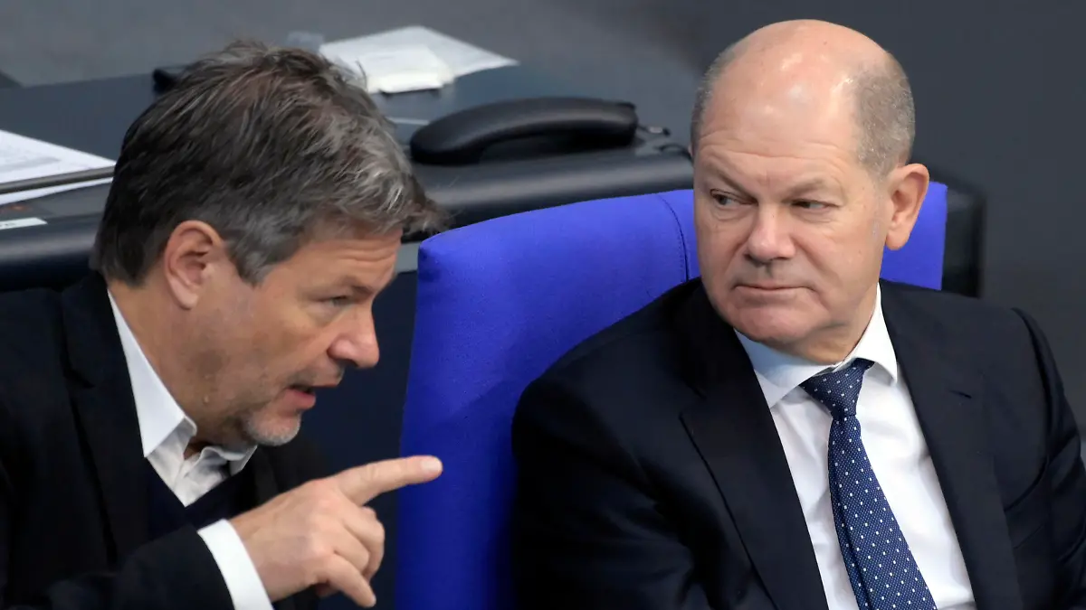 Robert Habeck und Olaf Scholz in der 75. Sitzung des Deutschen Bundestages im Reichstagsgebäude. Berlin, 14.12.2022