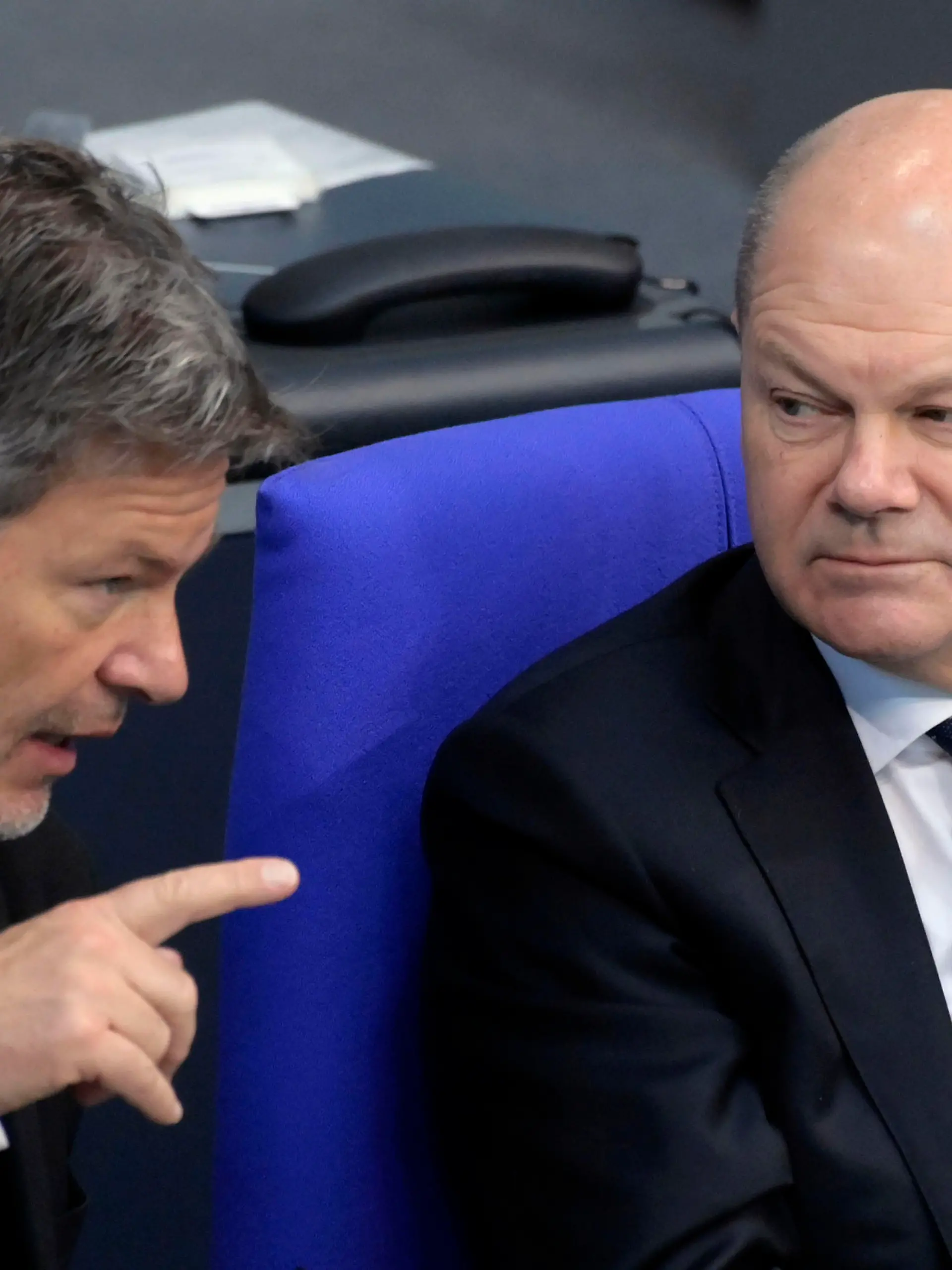 Robert Habeck und Olaf Scholz in der 75. Sitzung des Deutschen Bundestages im Reichstagsgebäude. Berlin, 14.12.2022