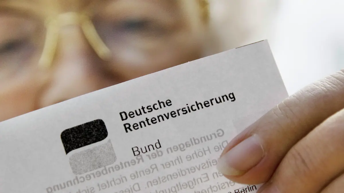 ARCHIV - Eine ältere Frau liest am 30.04.2008 in Himmelpforten (Landkreis Stade) ein Schreiben der Deutschen Rentenversicherung. Foto: Christian Hager/dpa (zu dpa 0082 vom 11.06.2013) +++(c) dpa - Bildfunk+++