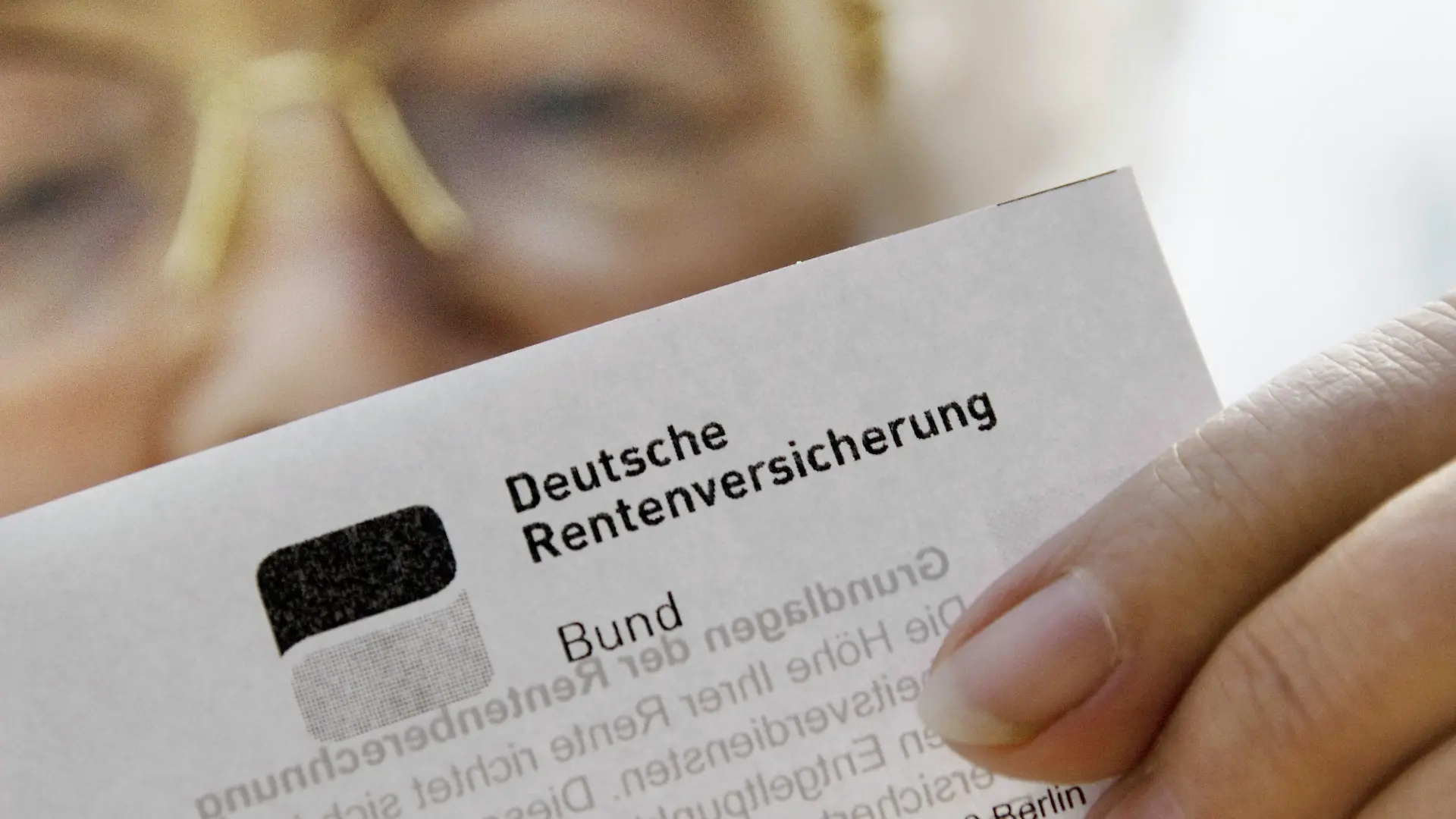 ARCHIV - Eine ältere Frau liest am 30.04.2008 in Himmelpforten (Landkreis Stade) ein Schreiben der Deutschen Rentenversicherung. Foto: Christian Hager/dpa (zu dpa 0082 vom 11.06.2013) +++(c) dpa - Bildfunk+++
