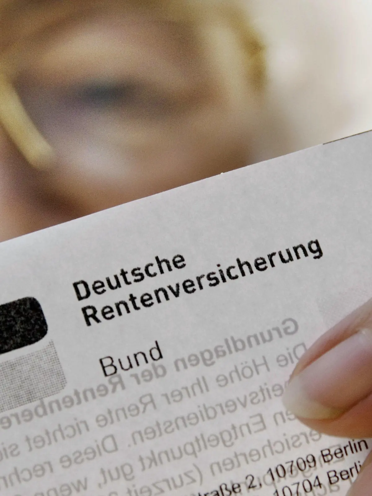 ARCHIV - Eine ältere Frau liest am 30.04.2008 in Himmelpforten (Landkreis Stade) ein Schreiben der Deutschen Rentenversicherung. Foto: Christian Hager/dpa (zu dpa 0082 vom 11.06.2013) +++(c) dpa - Bildfunk+++