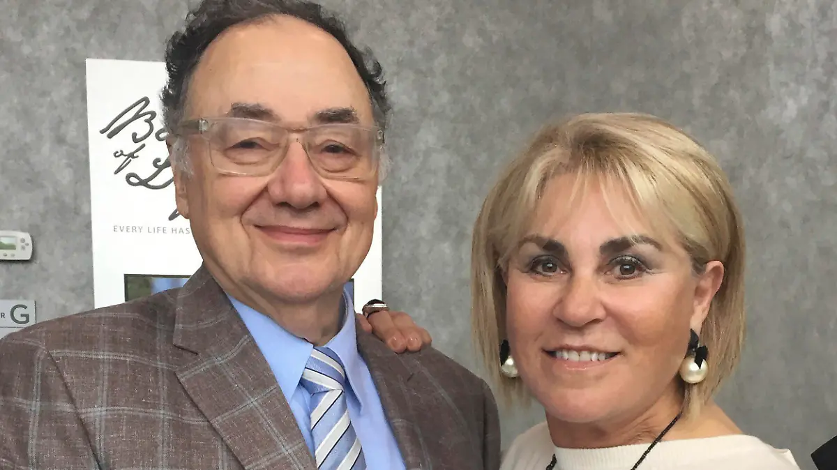 HANDOUT - Das von United Jewish Appeal am 15.10.2017 zur Verfügung gestellte undatierte Foto zeigt den kanadischen Milliardär Barry Sherman (l) und seine Ehefrau Honey. Sechs Wochen nach dem mysteriösen Tod von einem der reichsten Männer Kanadas und seiner Ehefrau geht die Polizei von einem brutalen Mord aus, bestätigten die Ermittler am Freitag (Ortszeit) in einer ersten Stellungnahme. (zu dpa «Kanadischer Milliardär Barry Sherman und Ehefrau in Toronto ermordet» vom 27.01.2018) Foto: Uncredited/United Jewish Appeal Federation of Greater Toronto/dpa +++ dpa-Bildfunk +++